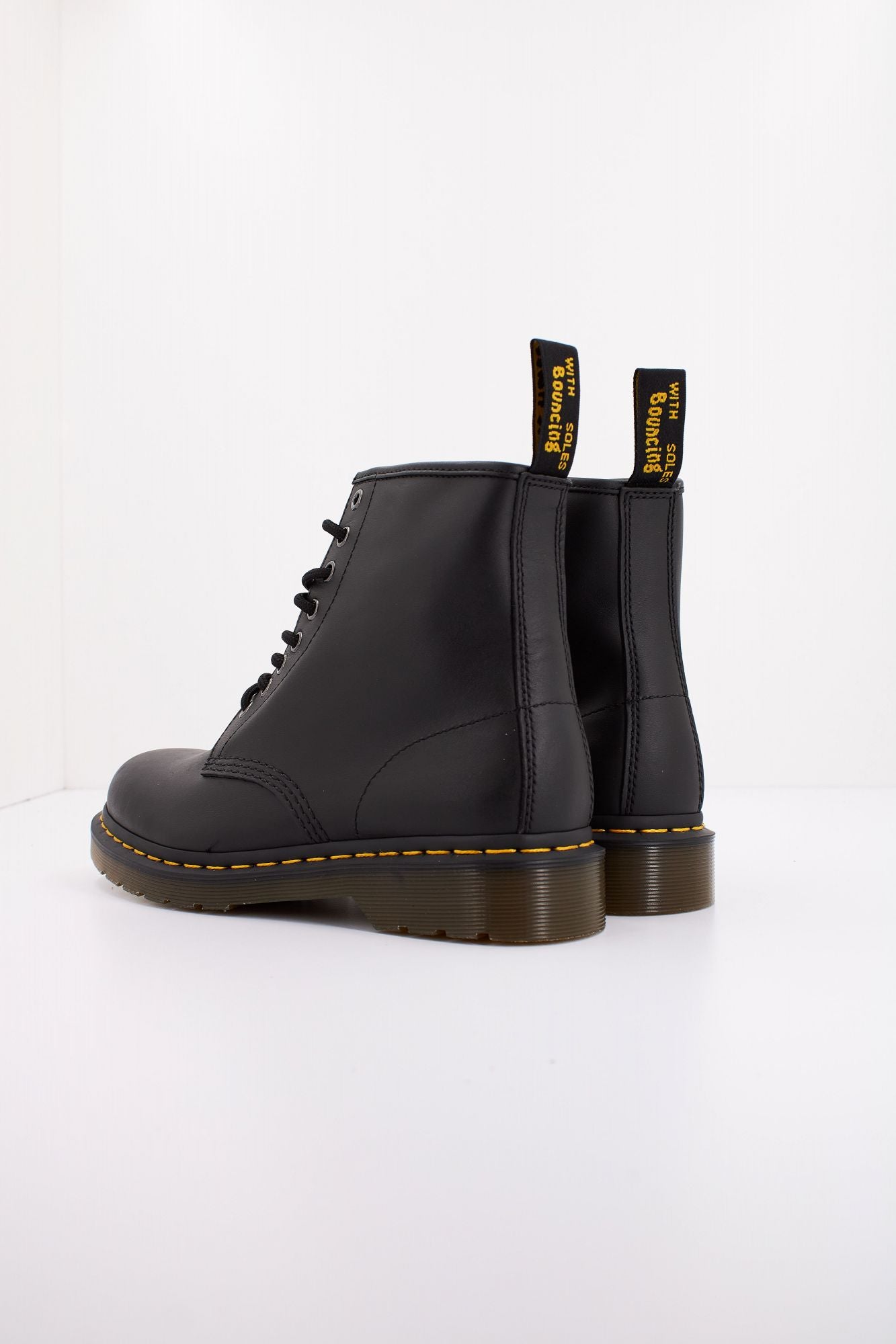 DR. MARTENS 1460 en color NEGRO (4)