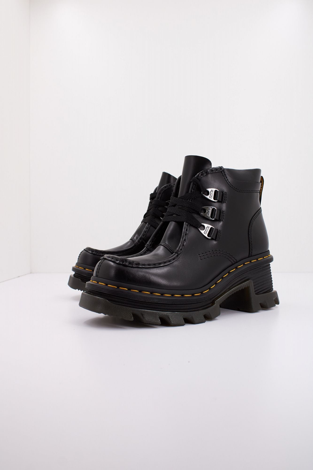 DR. MARTENS CORRAN 3I en color NEGRO (2)