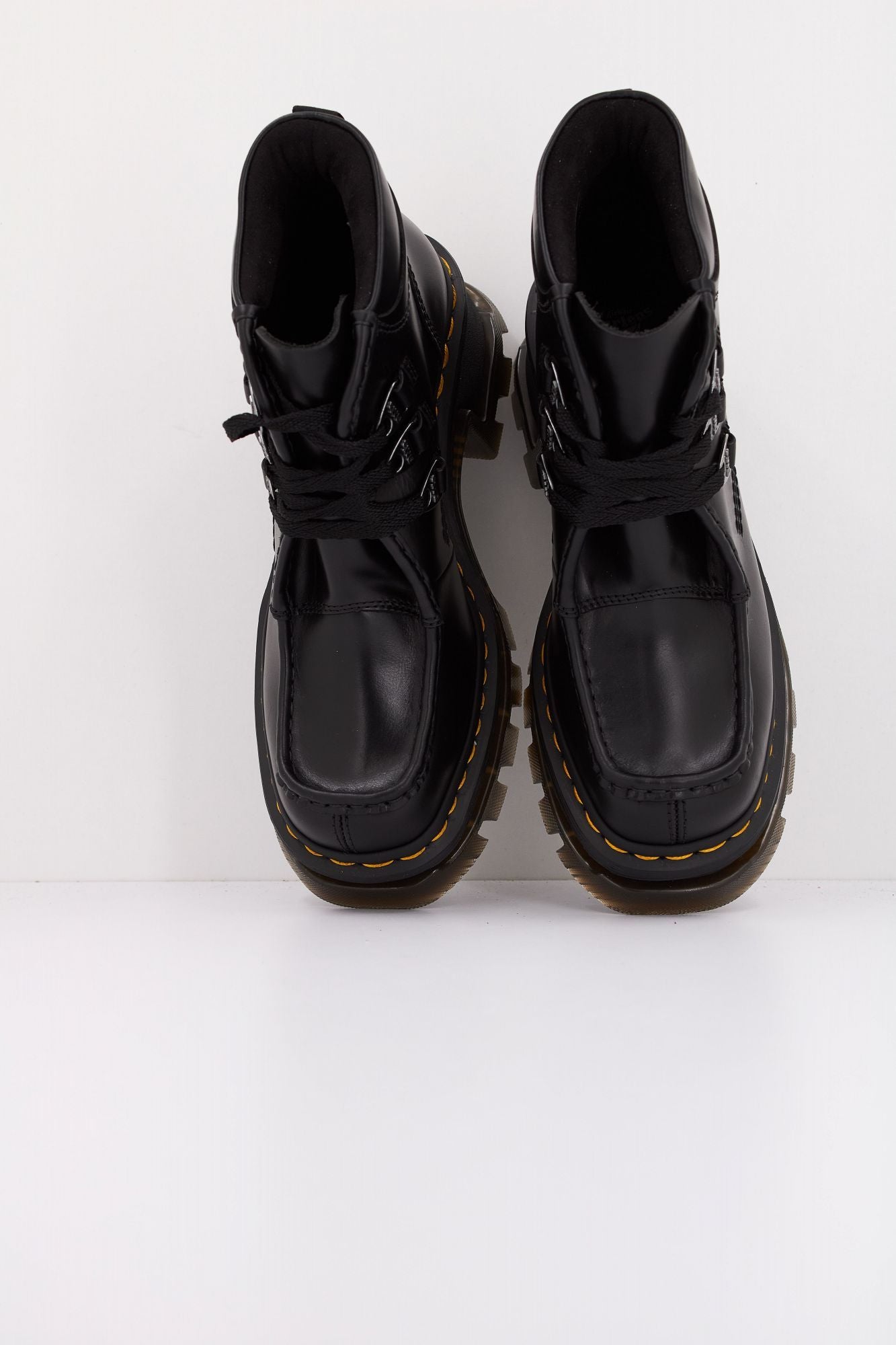 DR. MARTENS CORRAN 3I en color NEGRO (3)