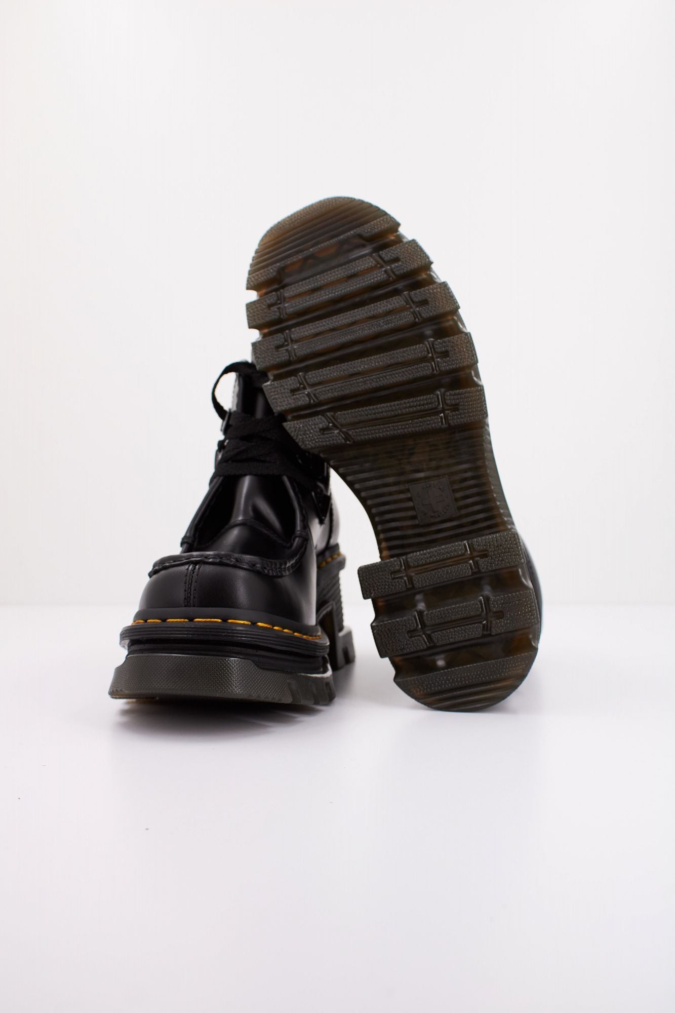 DR. MARTENS CORRAN 3I en color NEGRO (5)