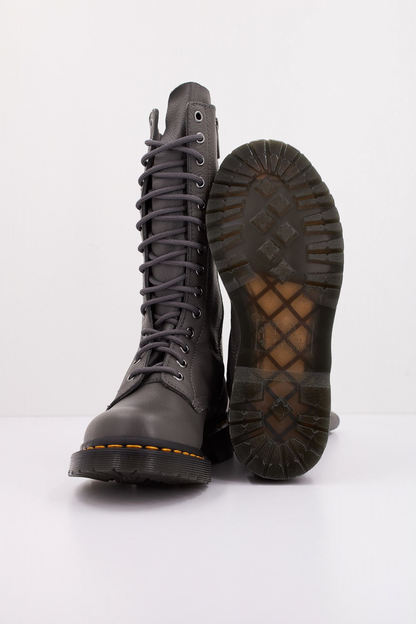 DR. MARTENS 1B99 en color GRIS (5)