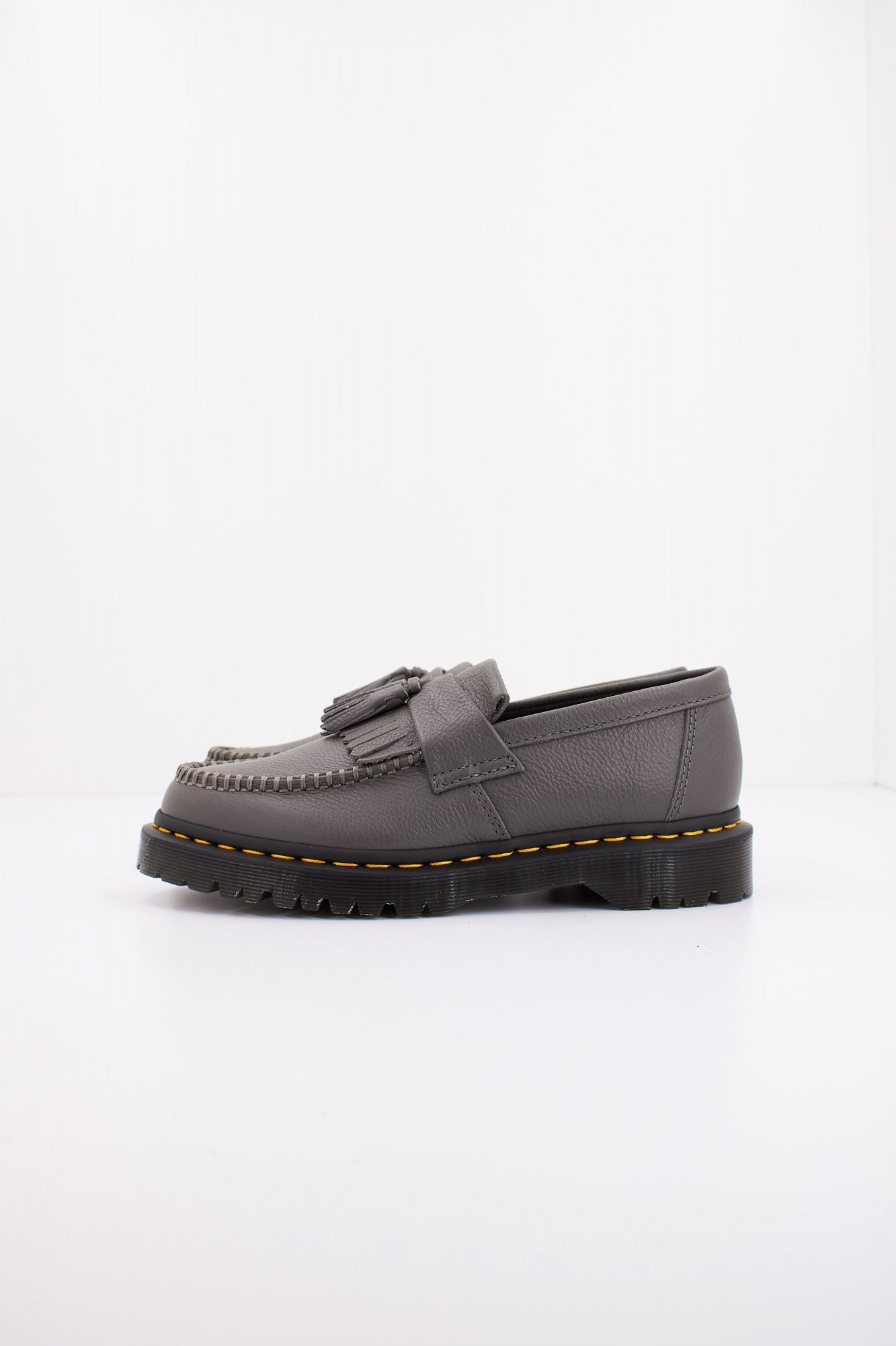 DR. MARTENS ADRIAN en color GRIS (1)