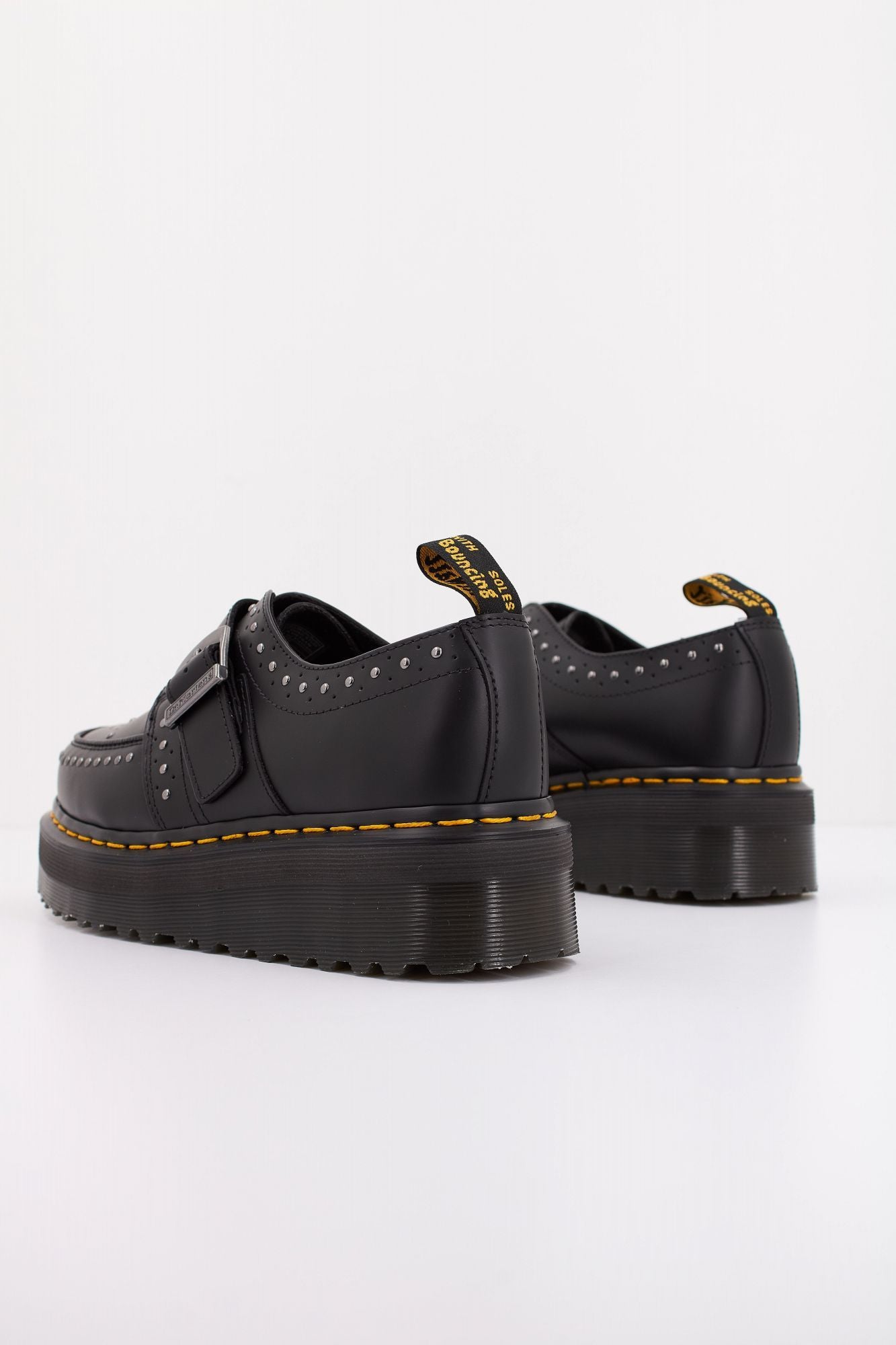 DR. MARTENS RAMSEY QUAD STUD en color NEGRO (4)