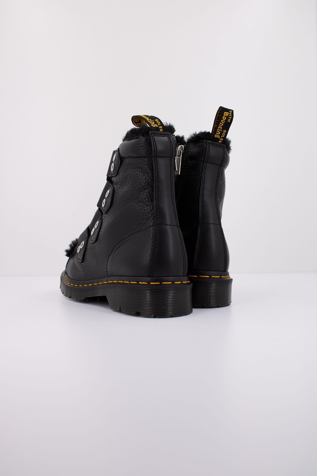 DR. MARTENS WANAMA en color NEGRO (4)