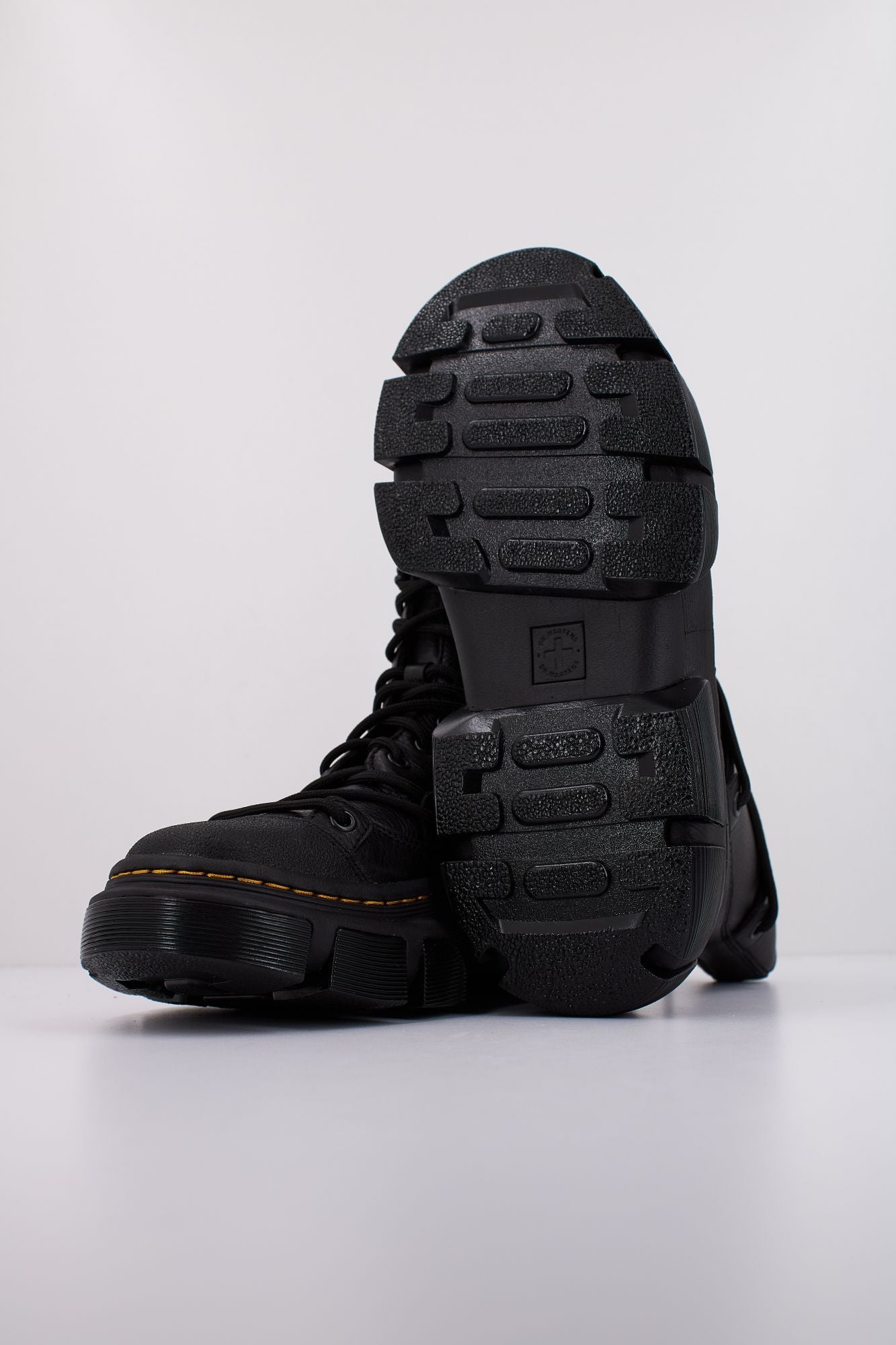 DR. MARTENS  DMXL LACE en color NEGRO (5)