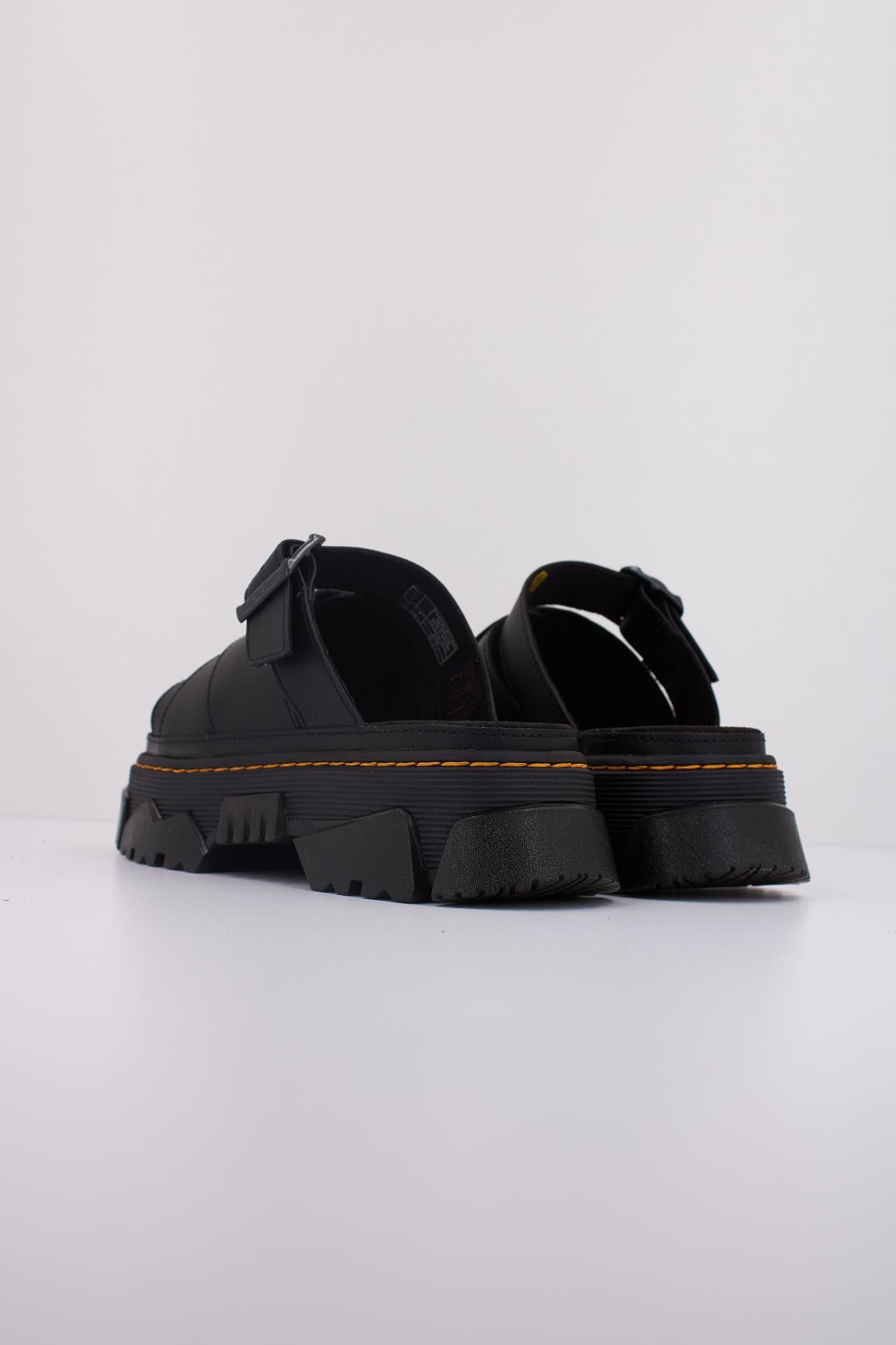 DR. MARTENS MATTISON SLIDE en color NEGRO (4)