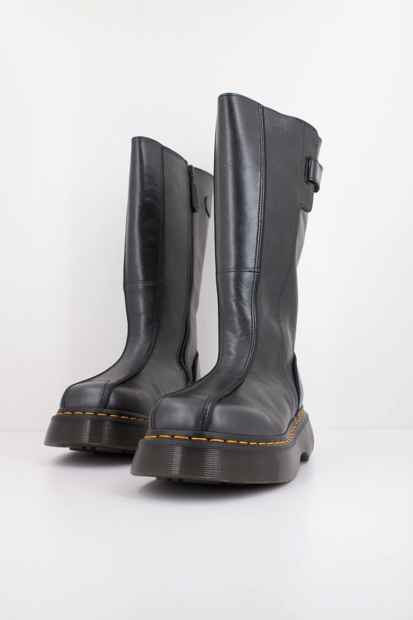 DR. MARTENS  BUZZ HI  en color NEGRO (2)