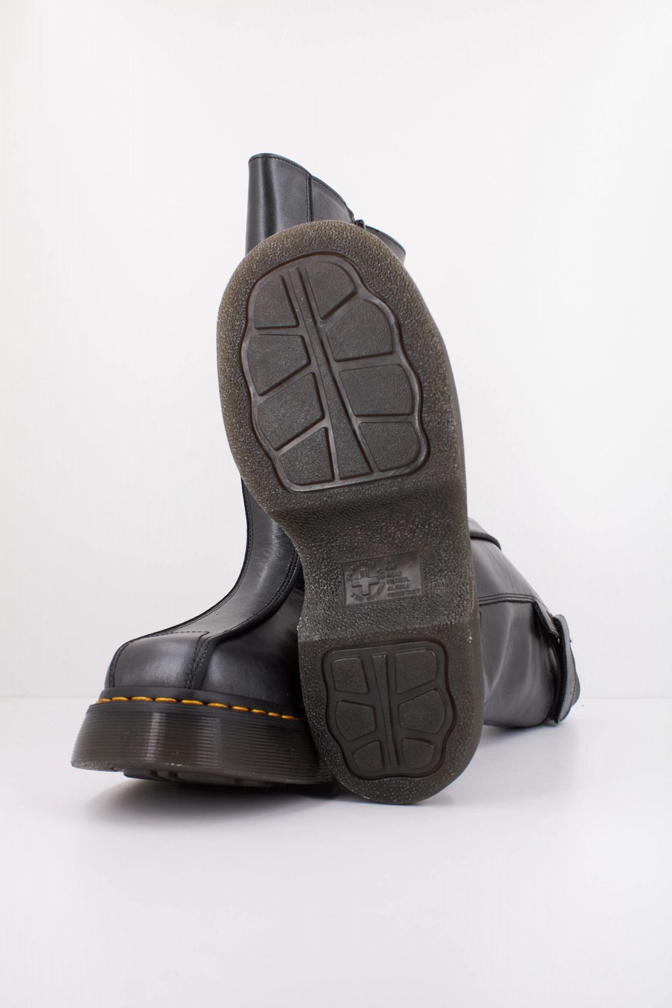 DR. MARTENS  BUZZ HI  en color NEGRO (5)