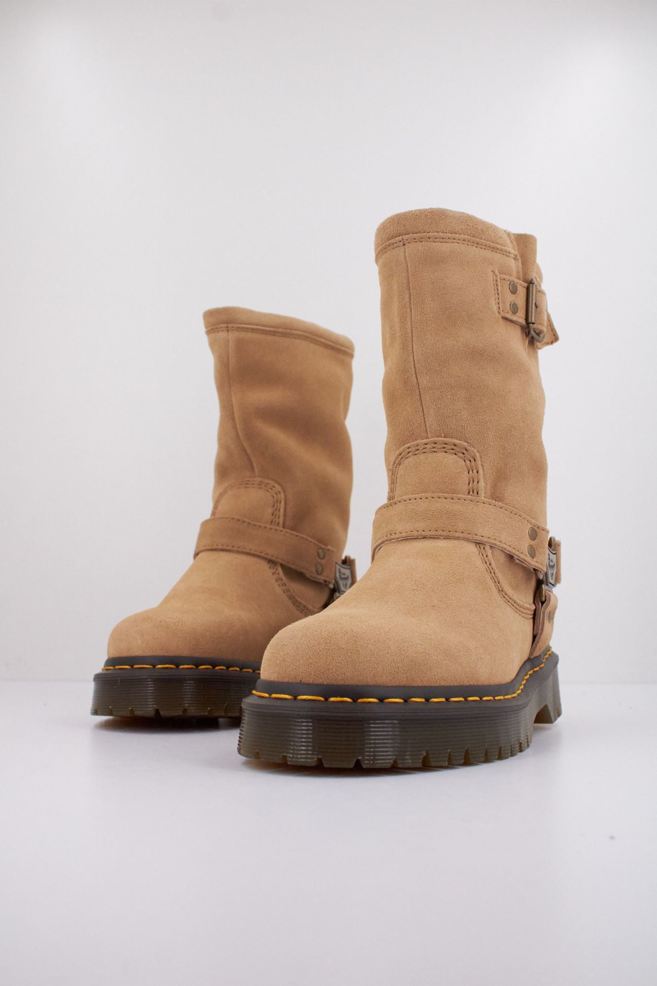 DR. MARTENS 1460 SMOOTH LEATHER BOOT en color BEIS (2)