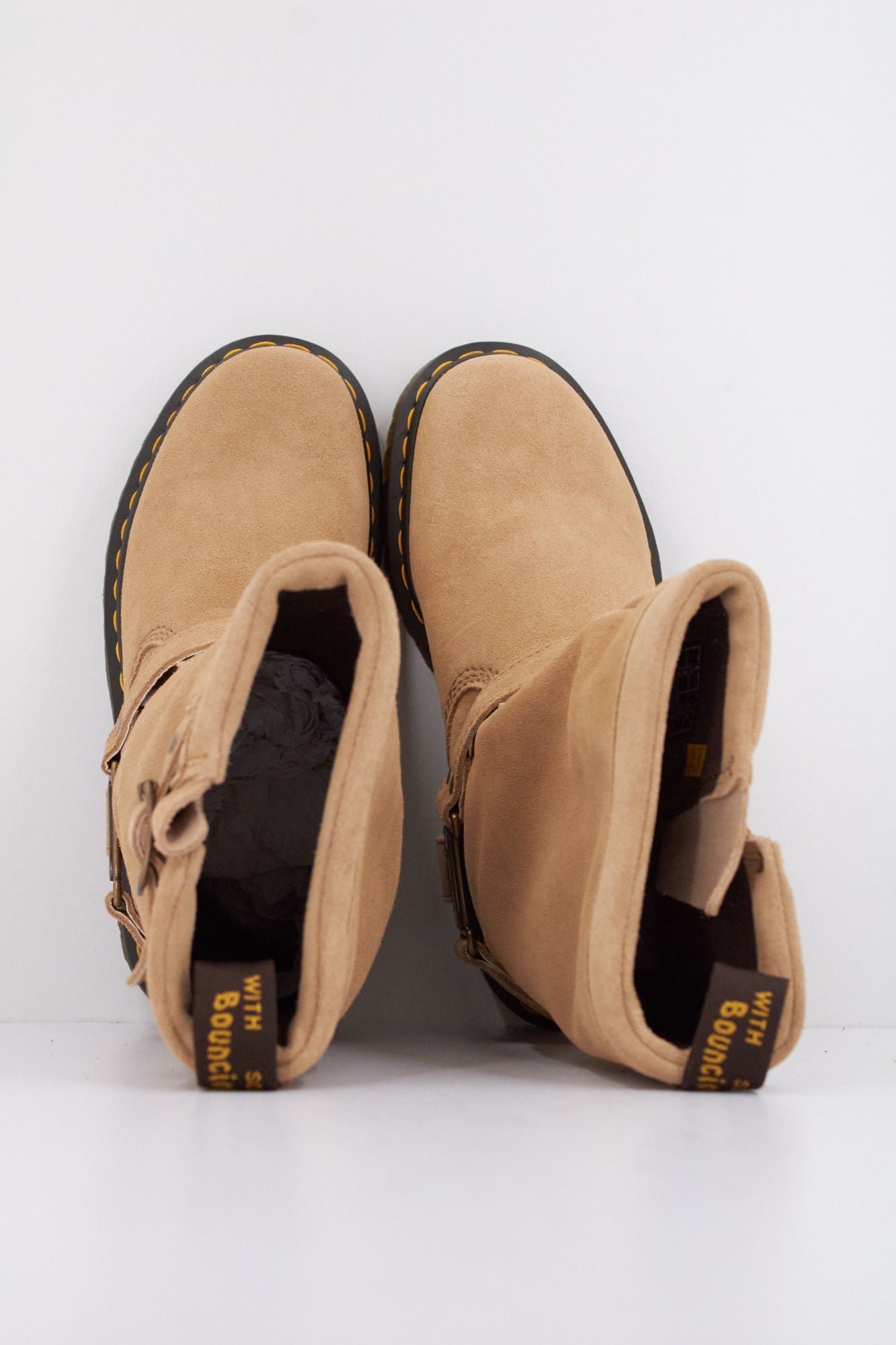 DR. MARTENS 1460 SMOOTH LEATHER BOOT en color BEIS (3)