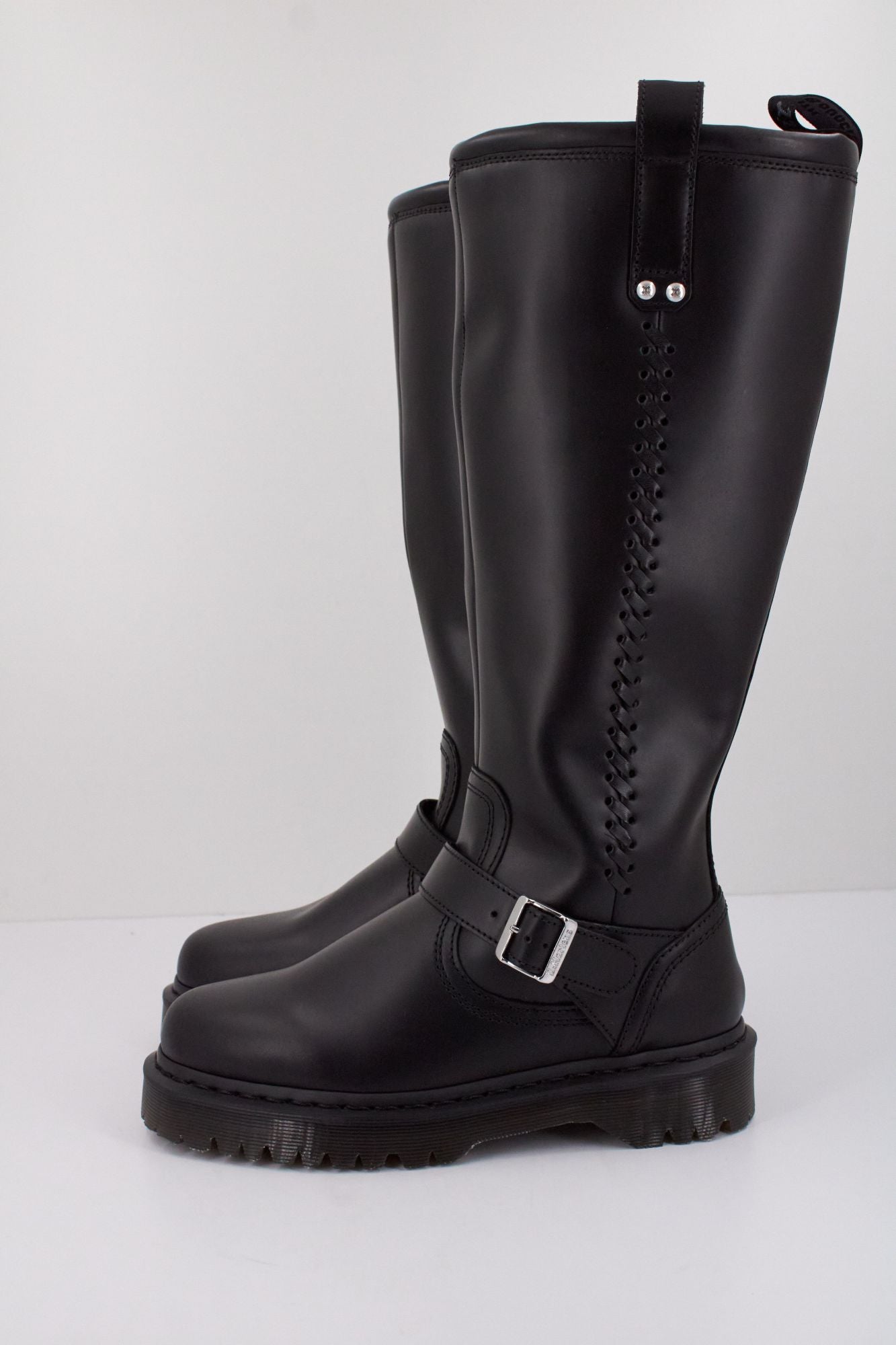 DR. MARTENS ANISTONE BKR en color NEGRO (1)