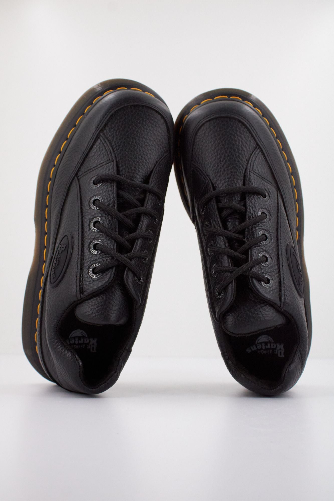 DR. MARTENS BUZZ 5I en color NEGRO (3)