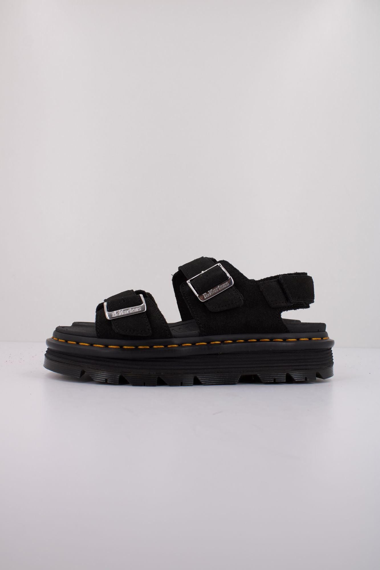 DR. MARTENS  ZEBZAG SANDAL  en color NEGRO (1)