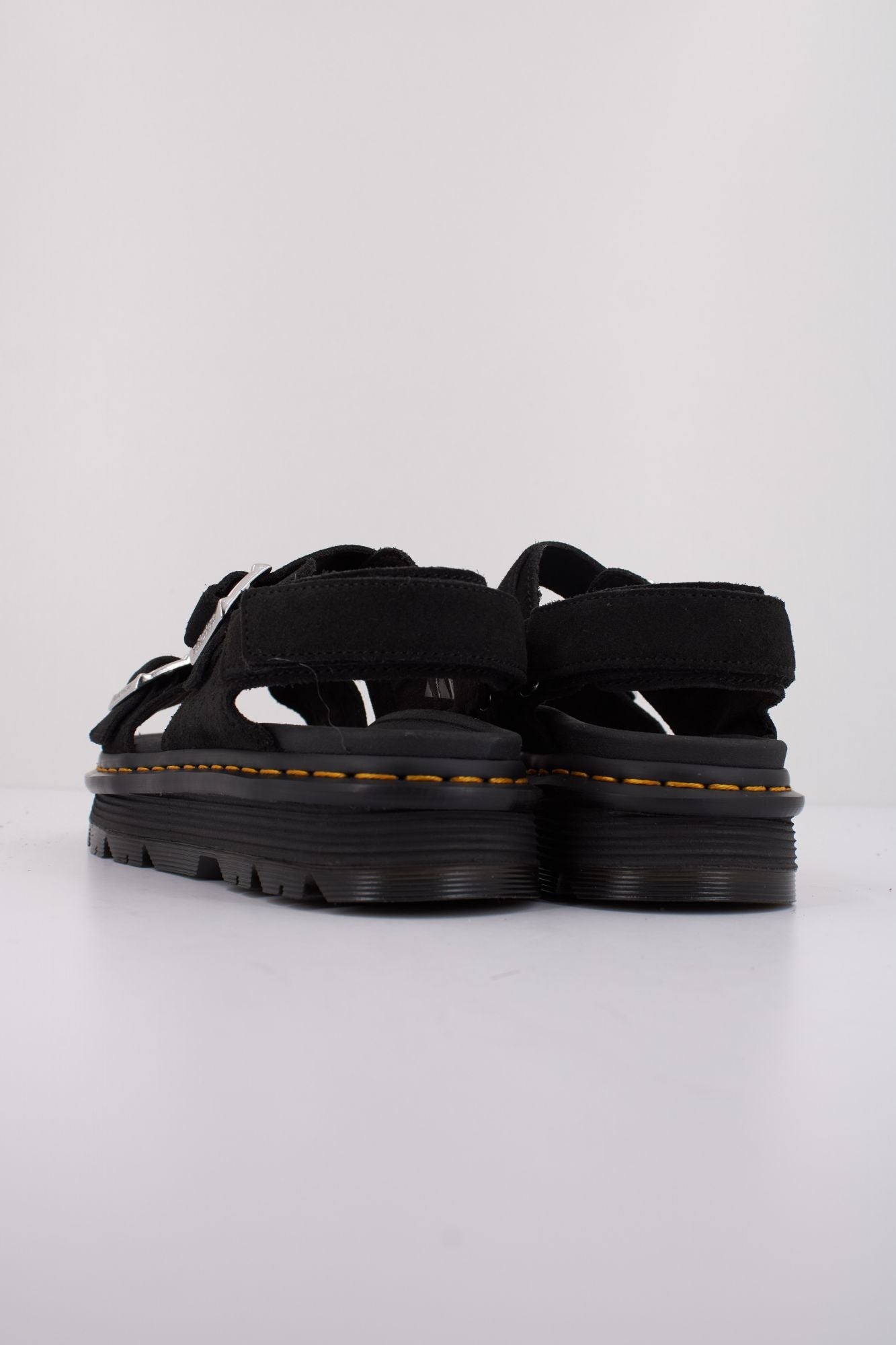 DR. MARTENS  ZEBZAG SANDAL  en color NEGRO (4)