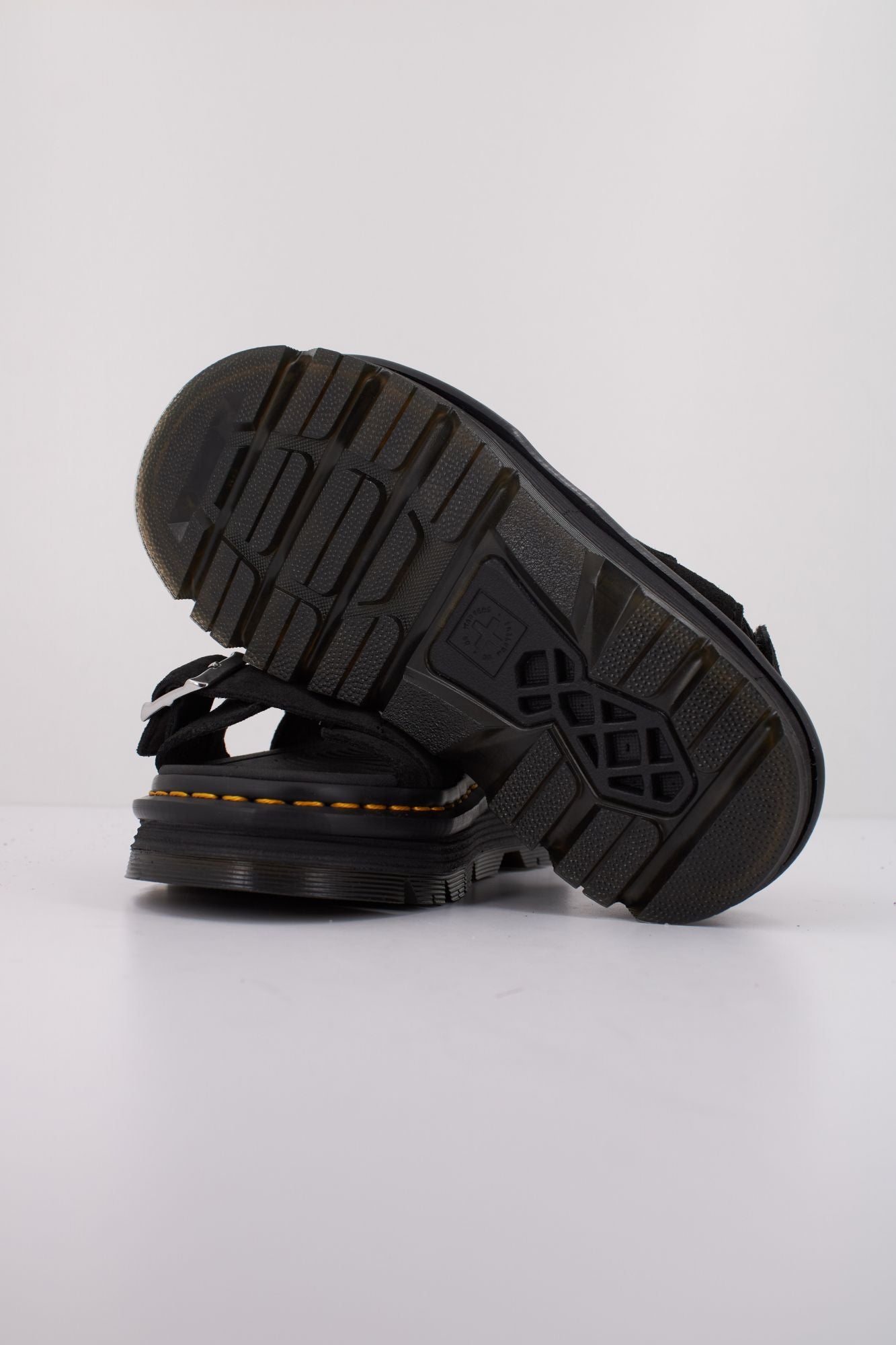 DR. MARTENS  ZEBZAG SANDAL  en color NEGRO (5)