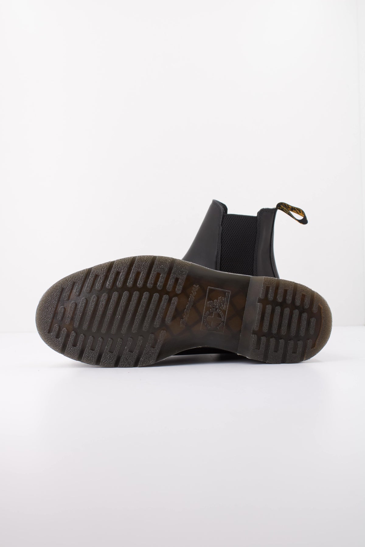 DR. MARTENS 41103001DM  en color NEGRO (5)
