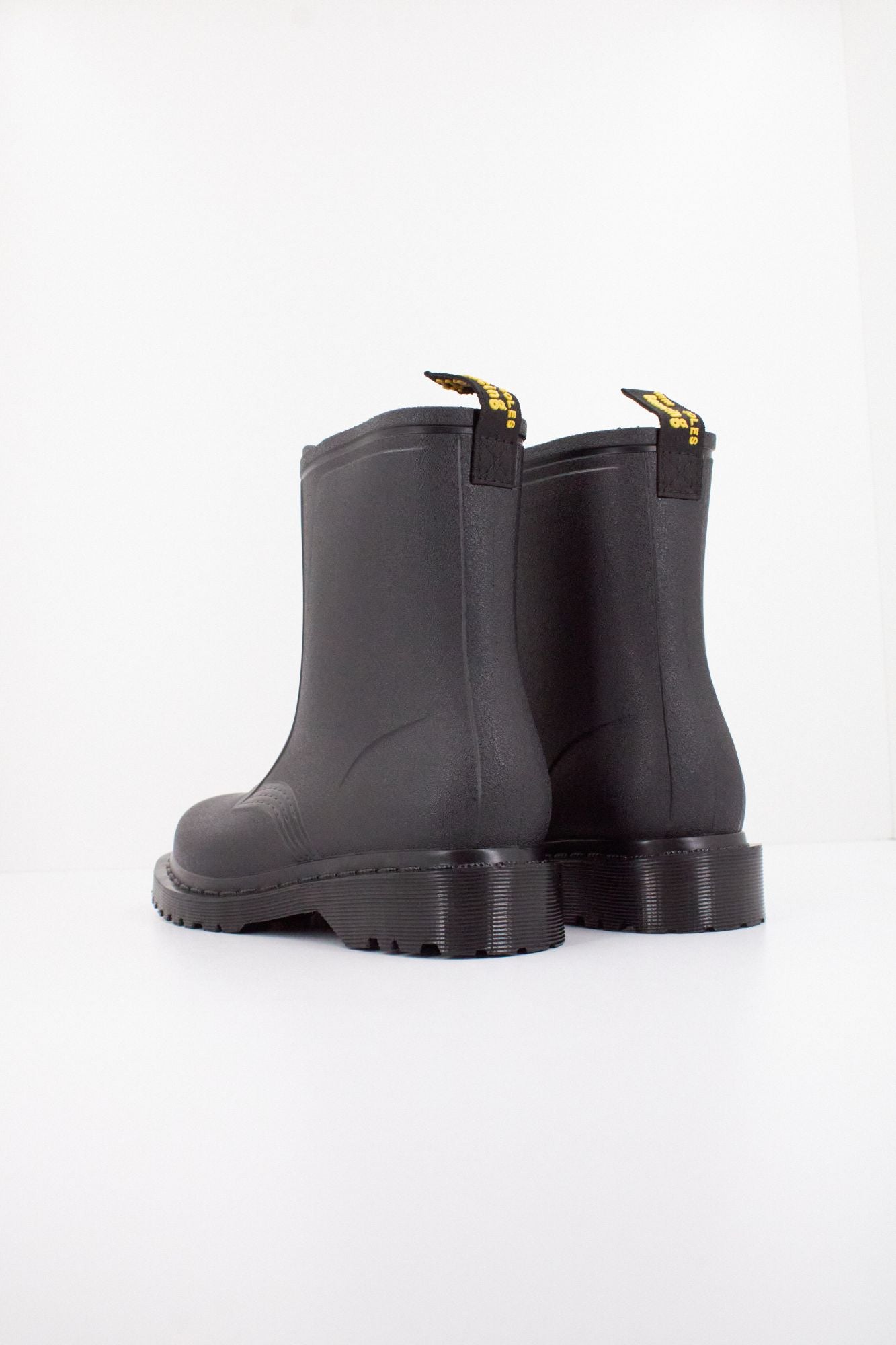 DR. MARTENS 1460 RAIN en color NEGRO (3)