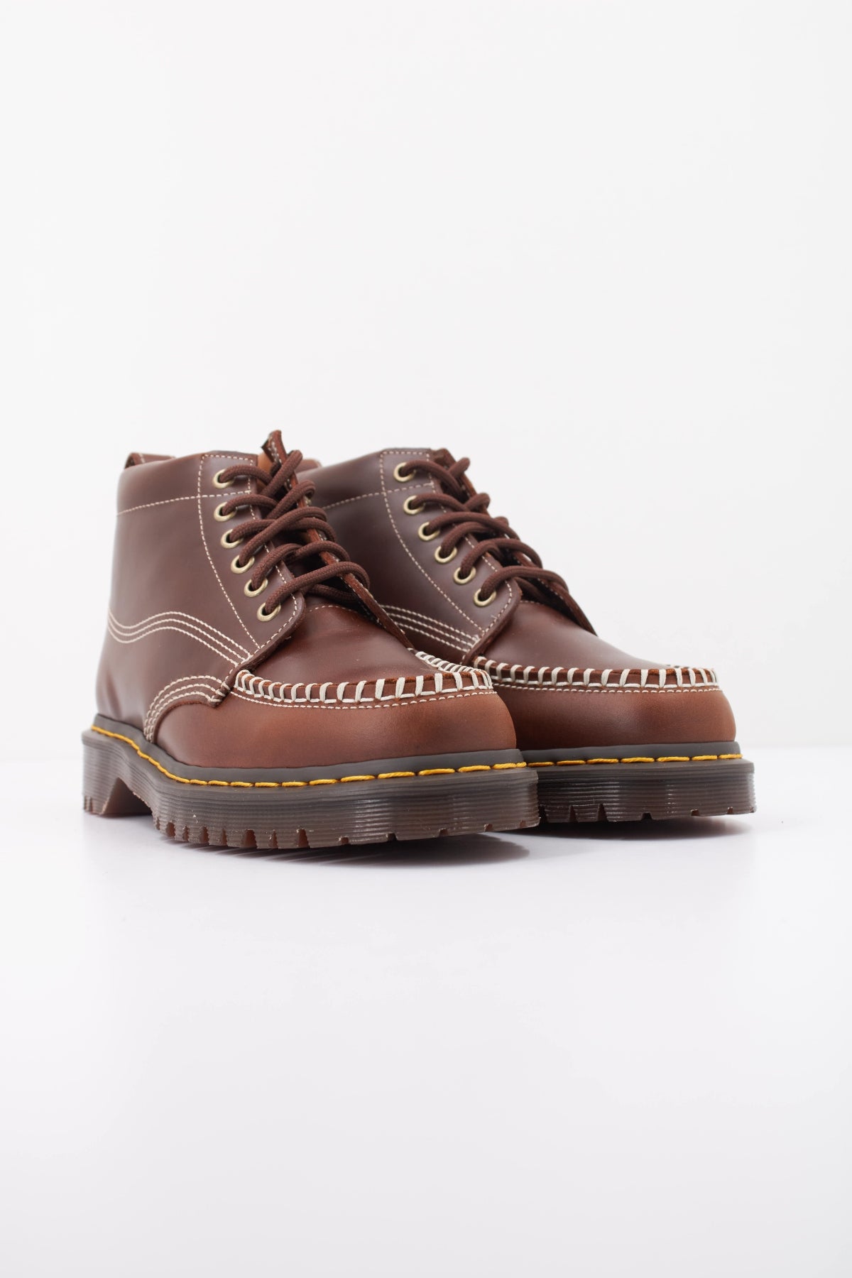 DR. MARTENS LOWELL CHUKKA en color MARRON (2)