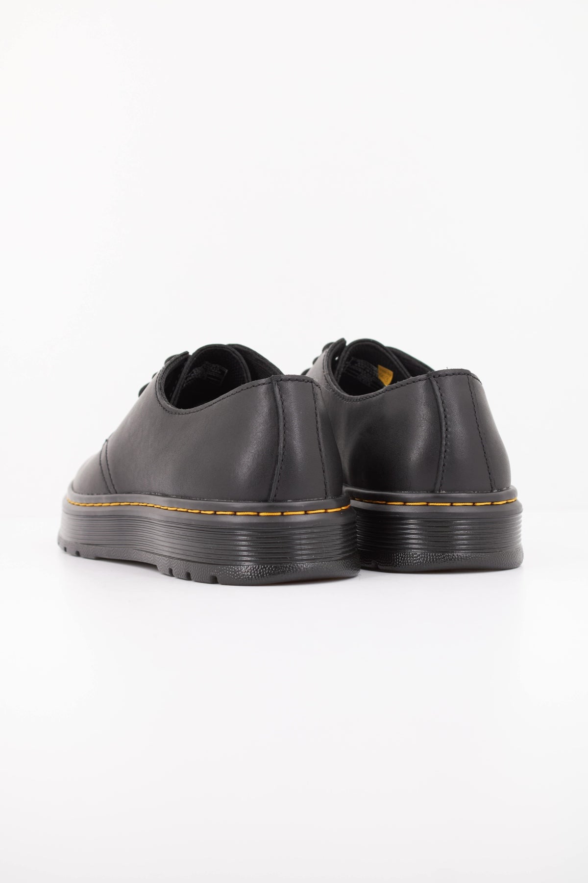 DR. MARTENS BROOKLINE LO 3 EYE SHOE en color NEGRO (4)