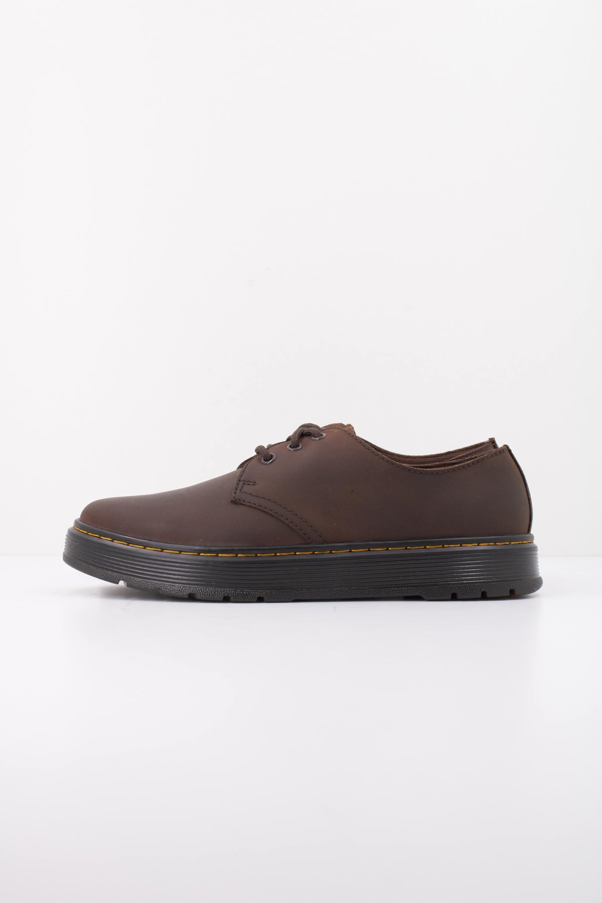 DR. MARTENS BROOKLINE LO 3 EYE SHOE DARK en color MARRON (1)
