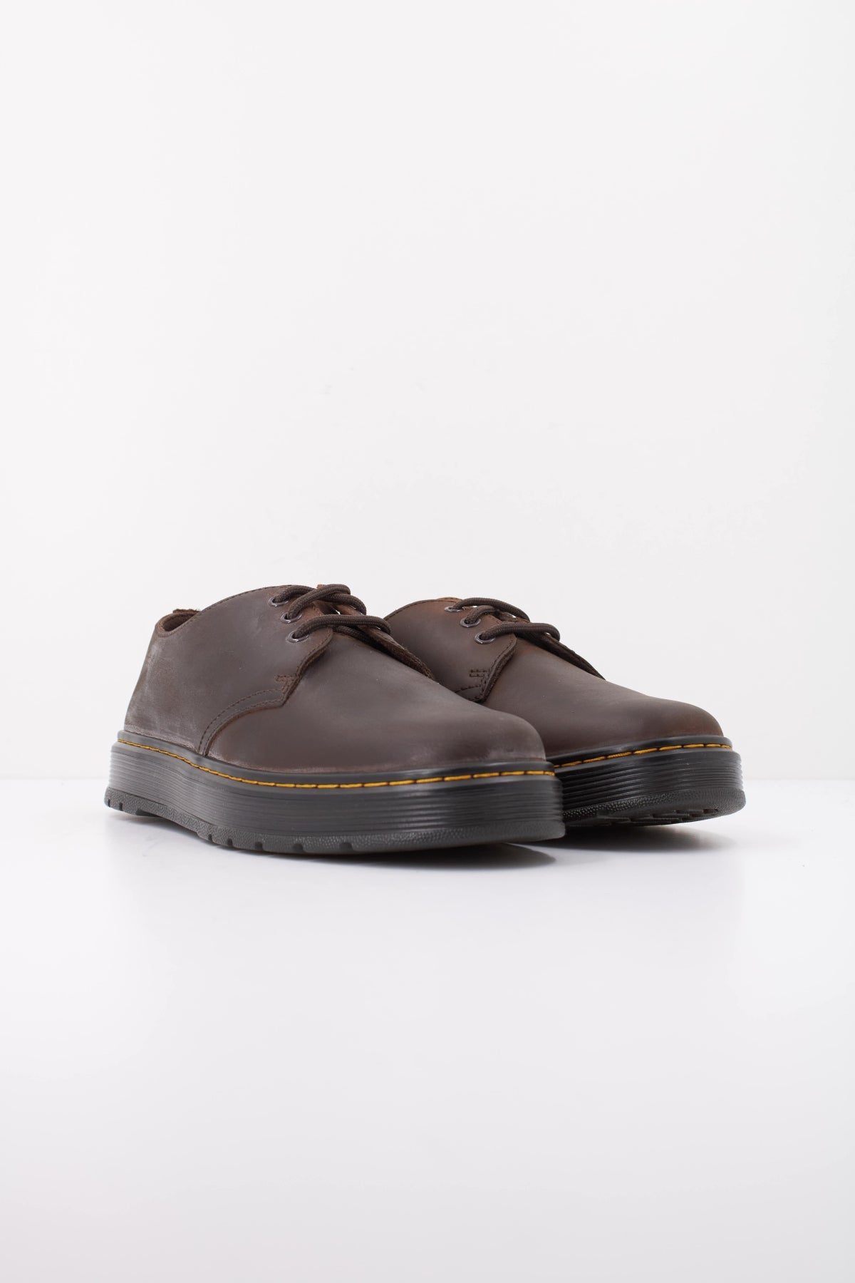 DR. MARTENS BROOKLINE LO 3 EYE SHOE DARK en color MARRON (2)