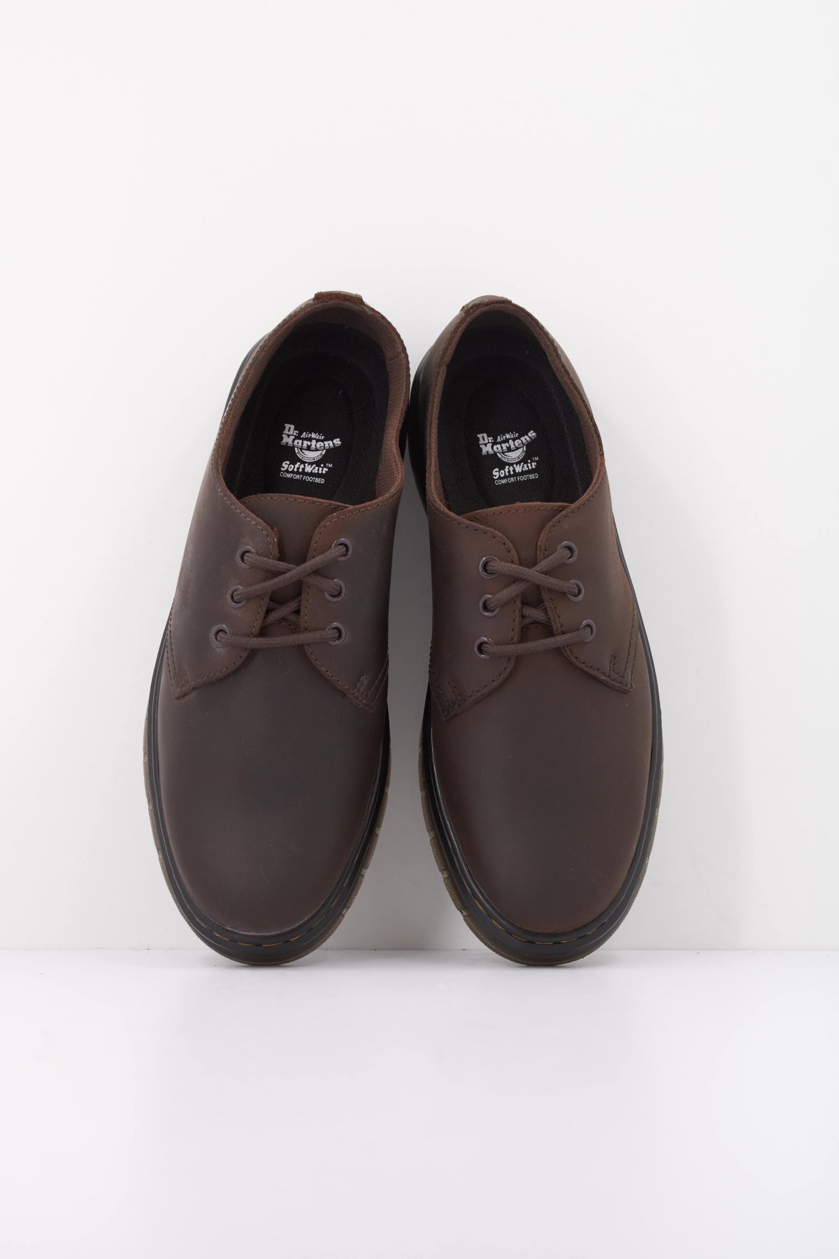 DR. MARTENS BROOKLINE LO 3 EYE SHOE DARK en color MARRON (3)