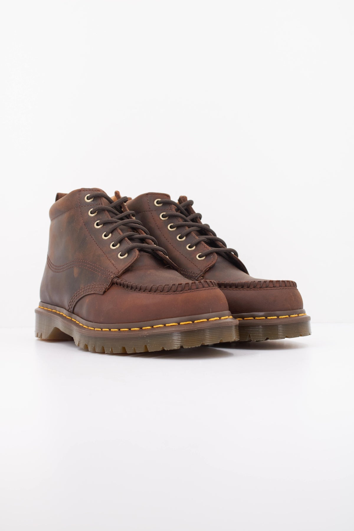 DR. MARTENS LOWELL CHUKKA 43350201 en color MARRON (2)
