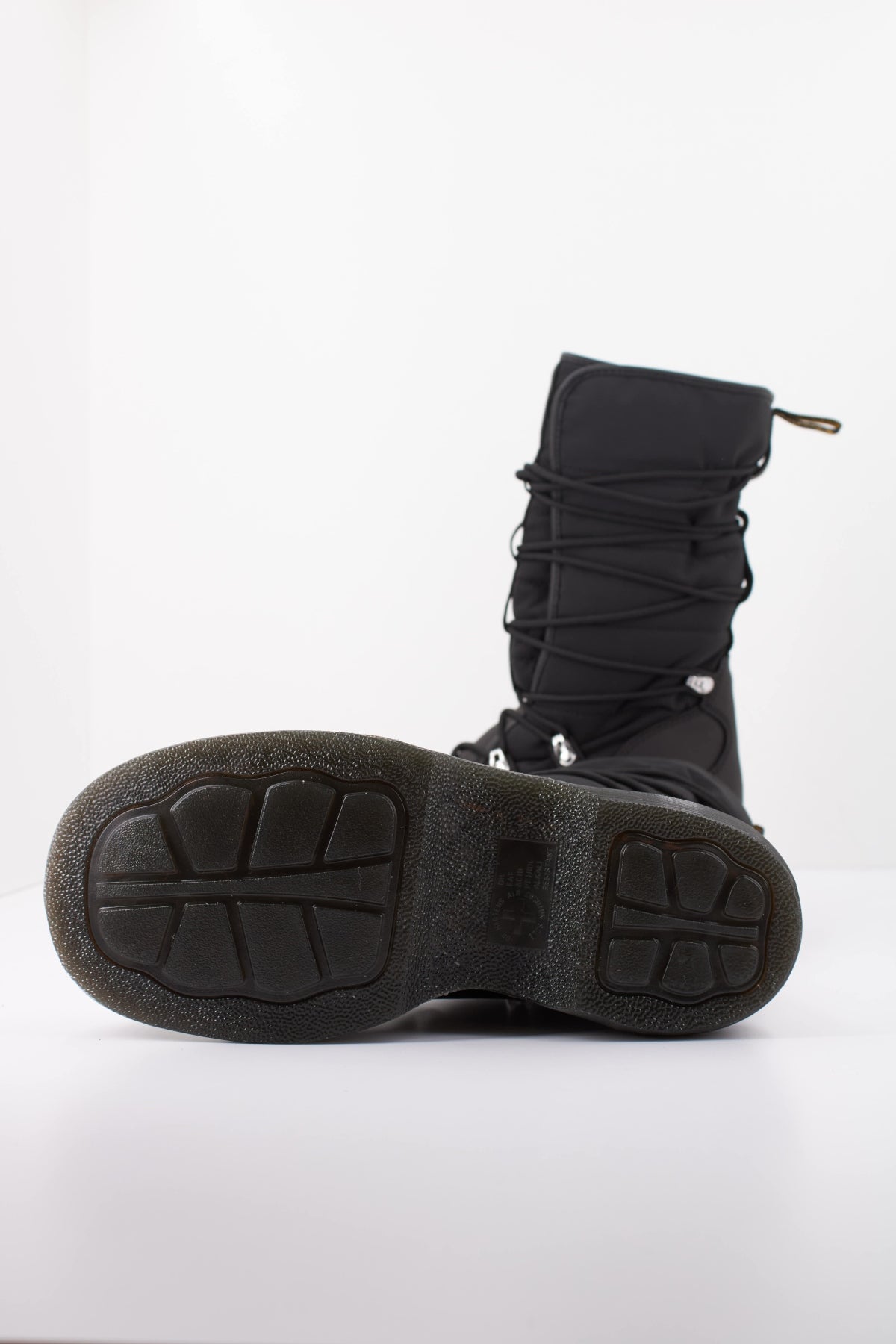 DR. MARTENS BUZZ PUFFER 43647001 en color NEGRO (5)