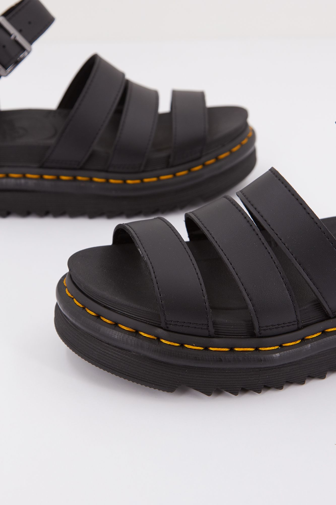 DR. MARTENS VEGAN BLAIRE en color NEGRO (4)