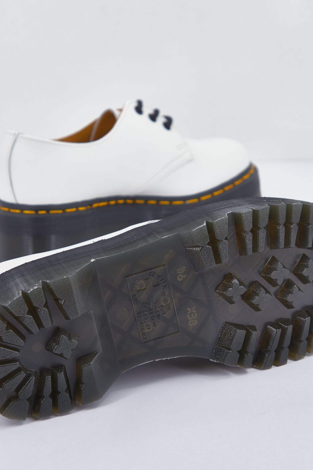 DR. MARTENS QUAD SMOOTH en color BLANCO (4)