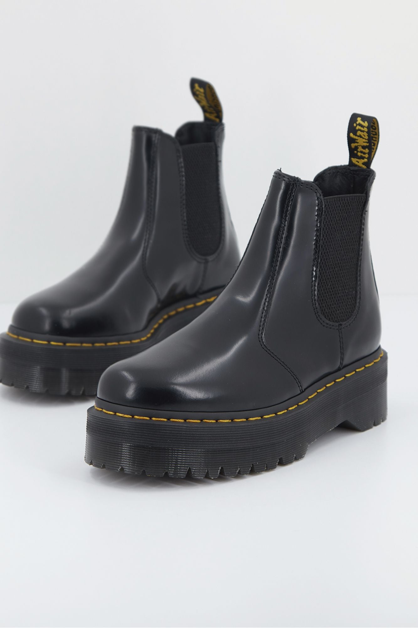 DR. MARTENS PLATAFORMA 2976 QUAD DE PIEL SMOOTH en color NEGRO (2)