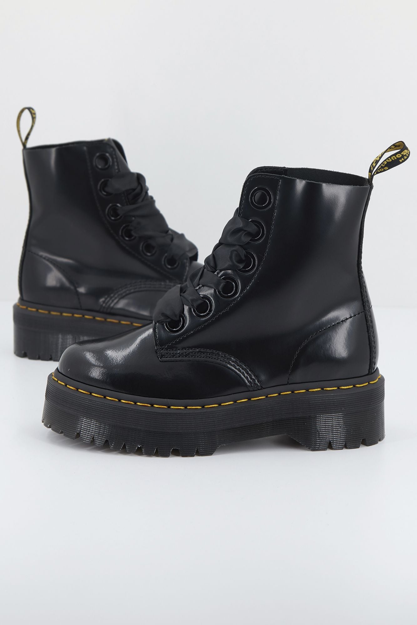 DR. MARTENS  MOLLY 6-EYE BUTTERO en color NEGRO (2)