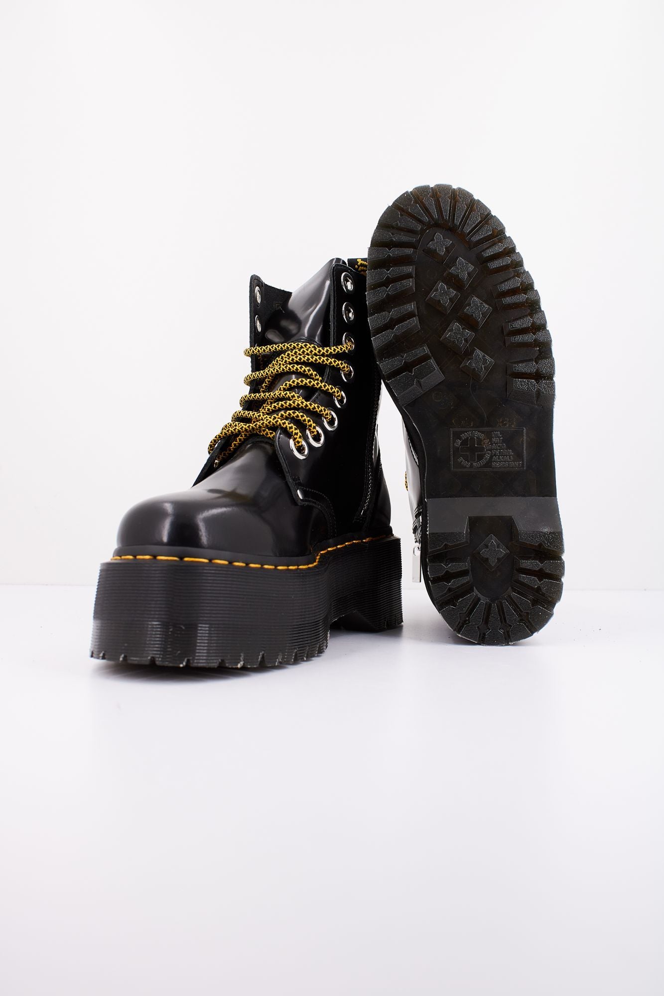 DR. MARTENS JADON MAX 8-EYE BUTTE en color NEGRO (4)