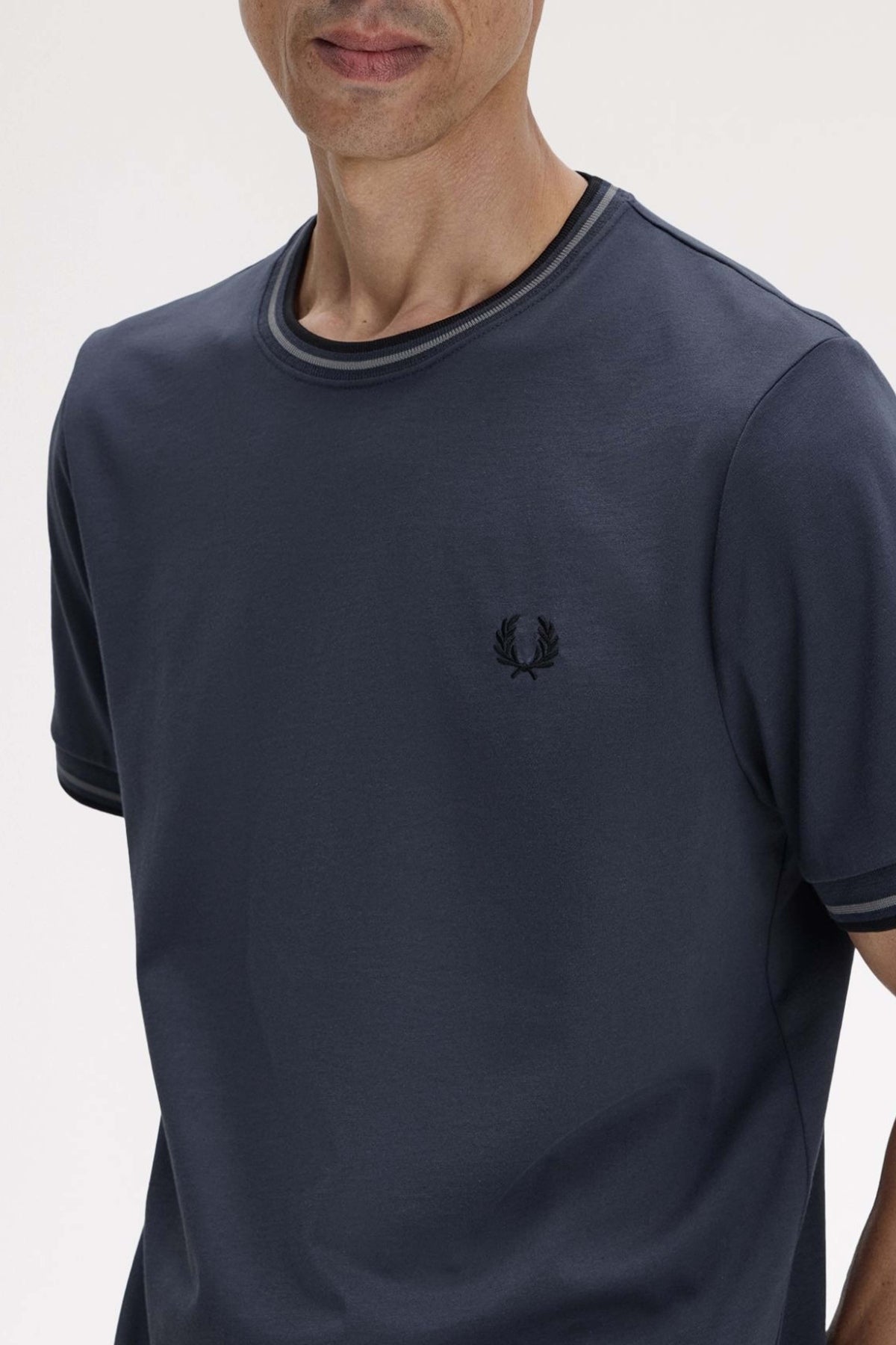 FRED PERRY  TWIN TIPPED T-SHIRT en color GRIS (3)