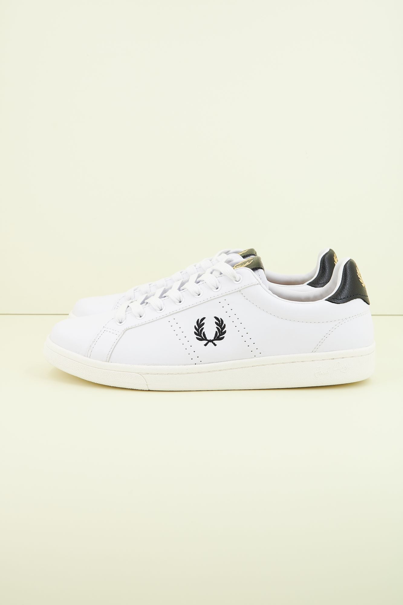 FRED PERRY LEATHER TAB en color BLANCO (1)
