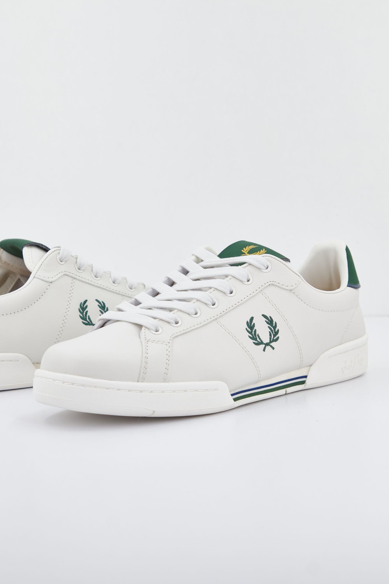 FRED PERRY  B722 LEATHER en color BLANCO (1)
