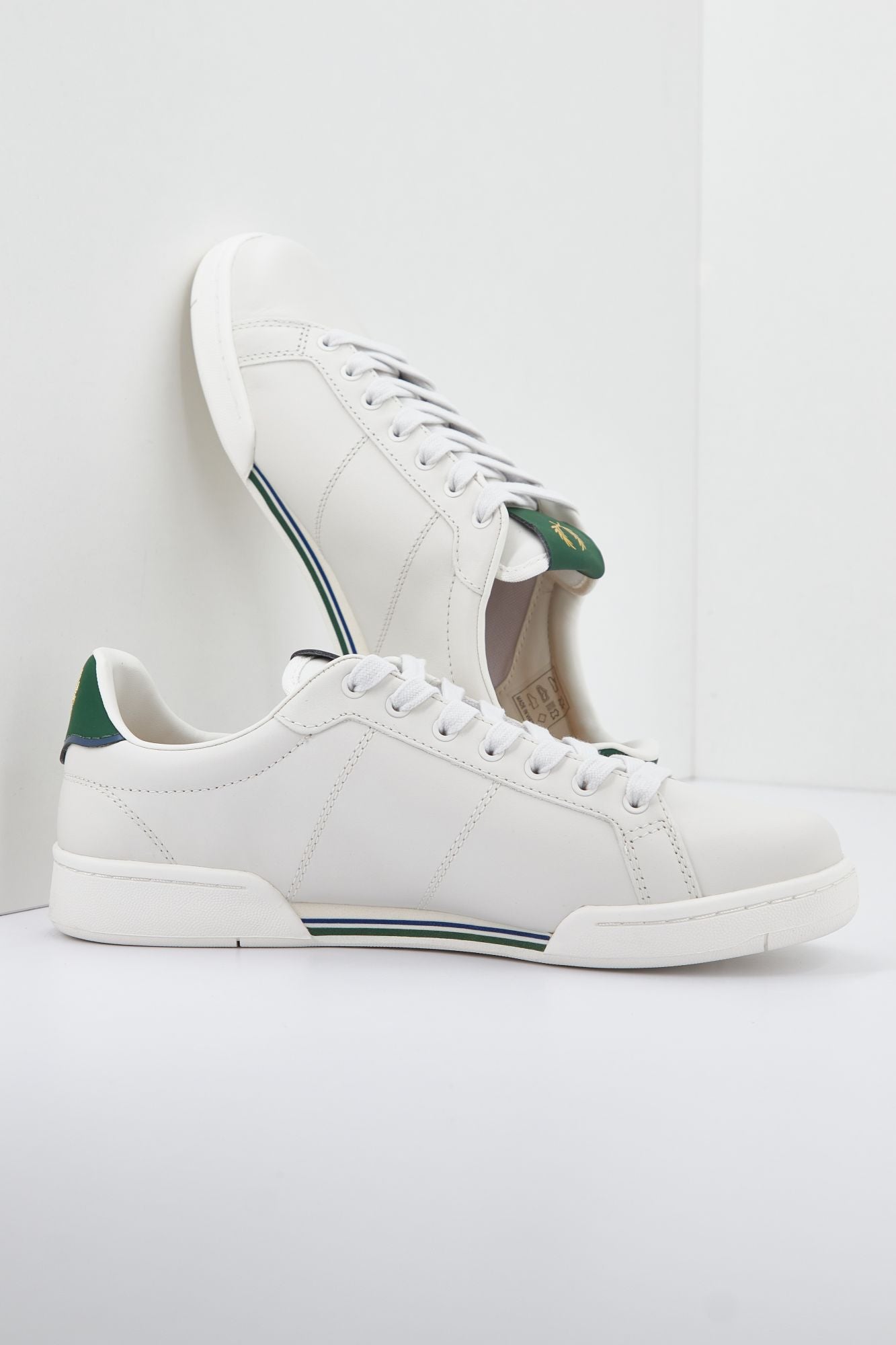 FRED PERRY  B722 LEATHER en color BLANCO (2)