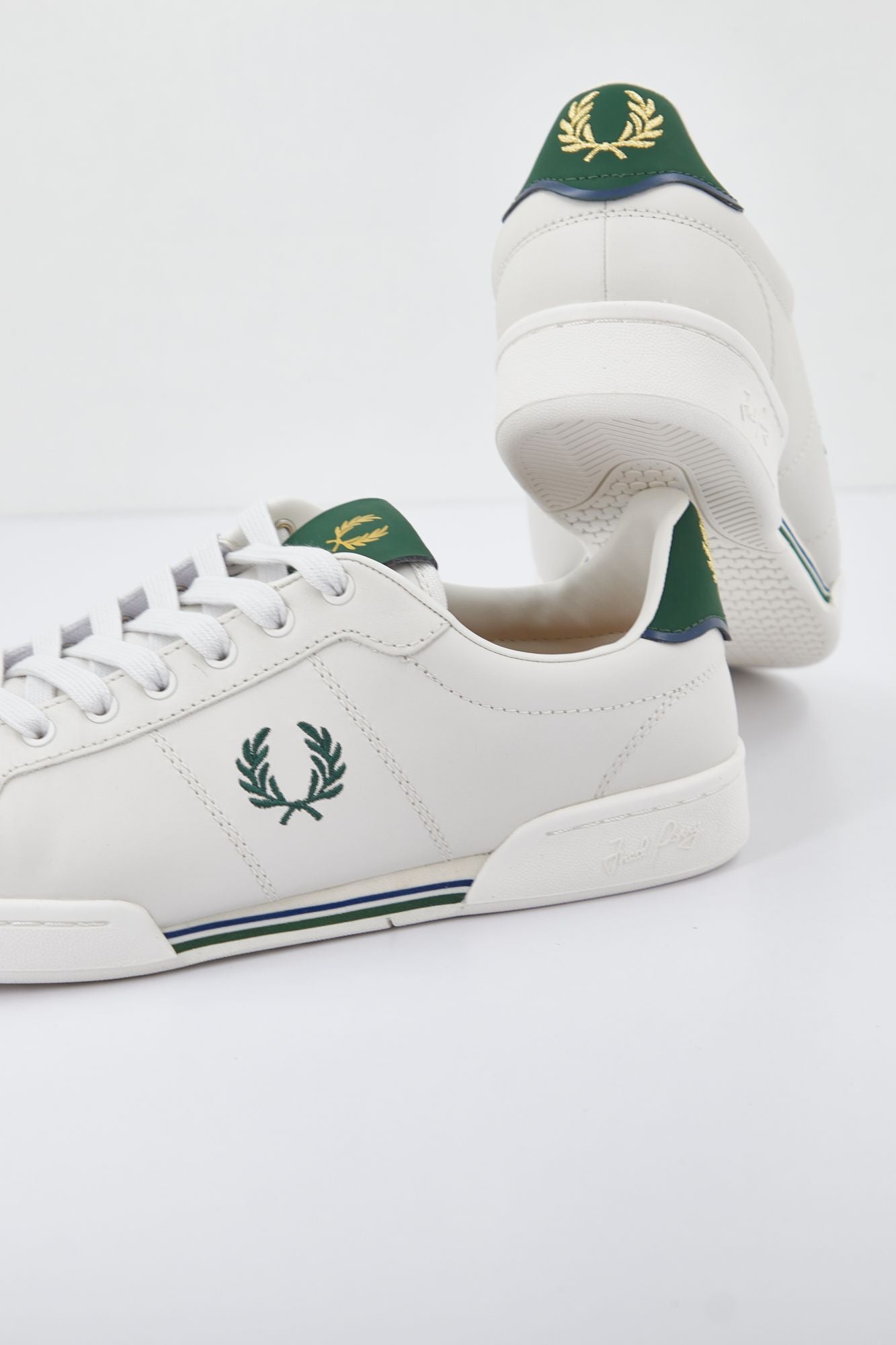 FRED PERRY  B722 LEATHER en color BLANCO (3)