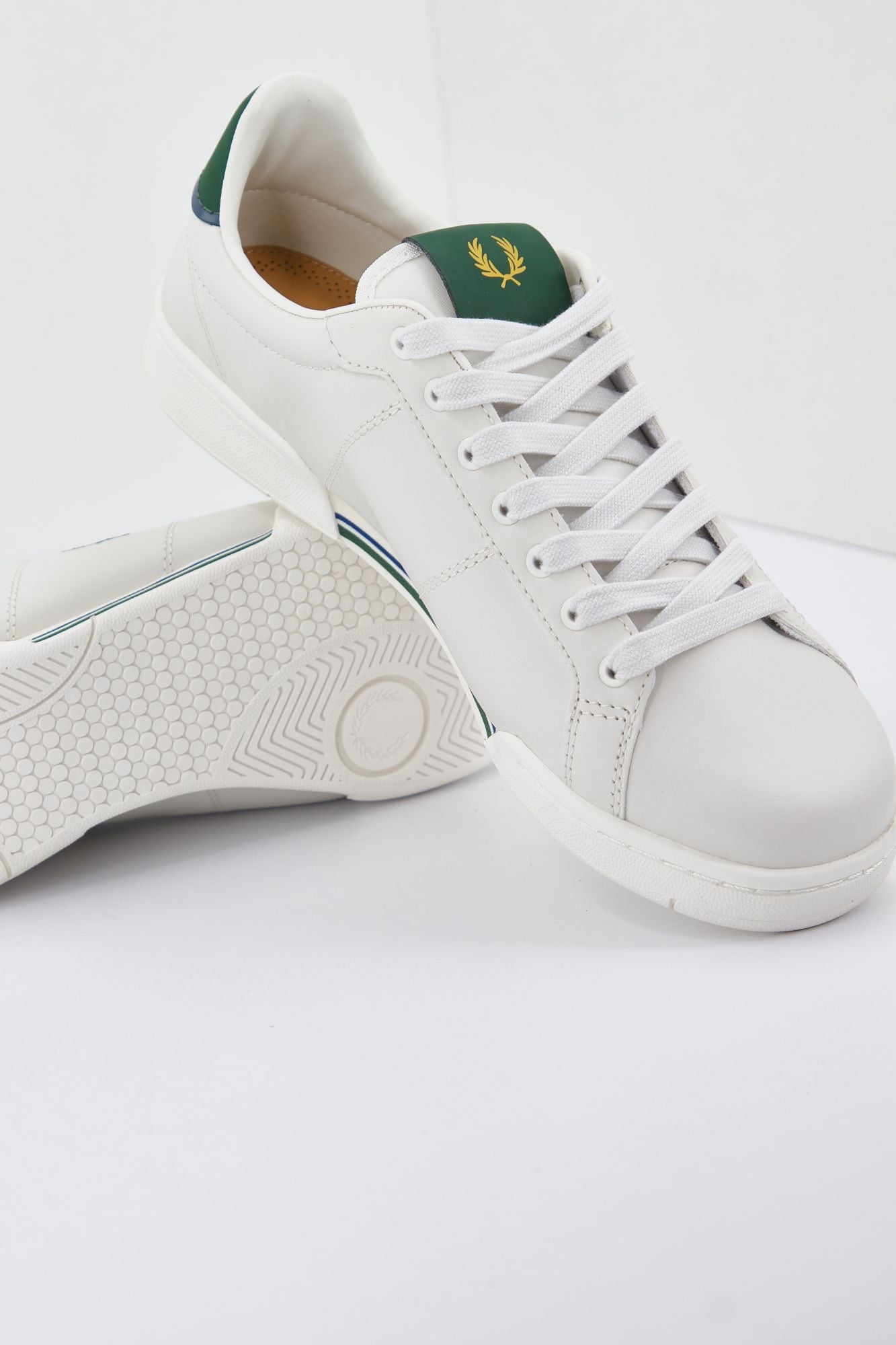 FRED PERRY  B722 LEATHER en color BLANCO (4)