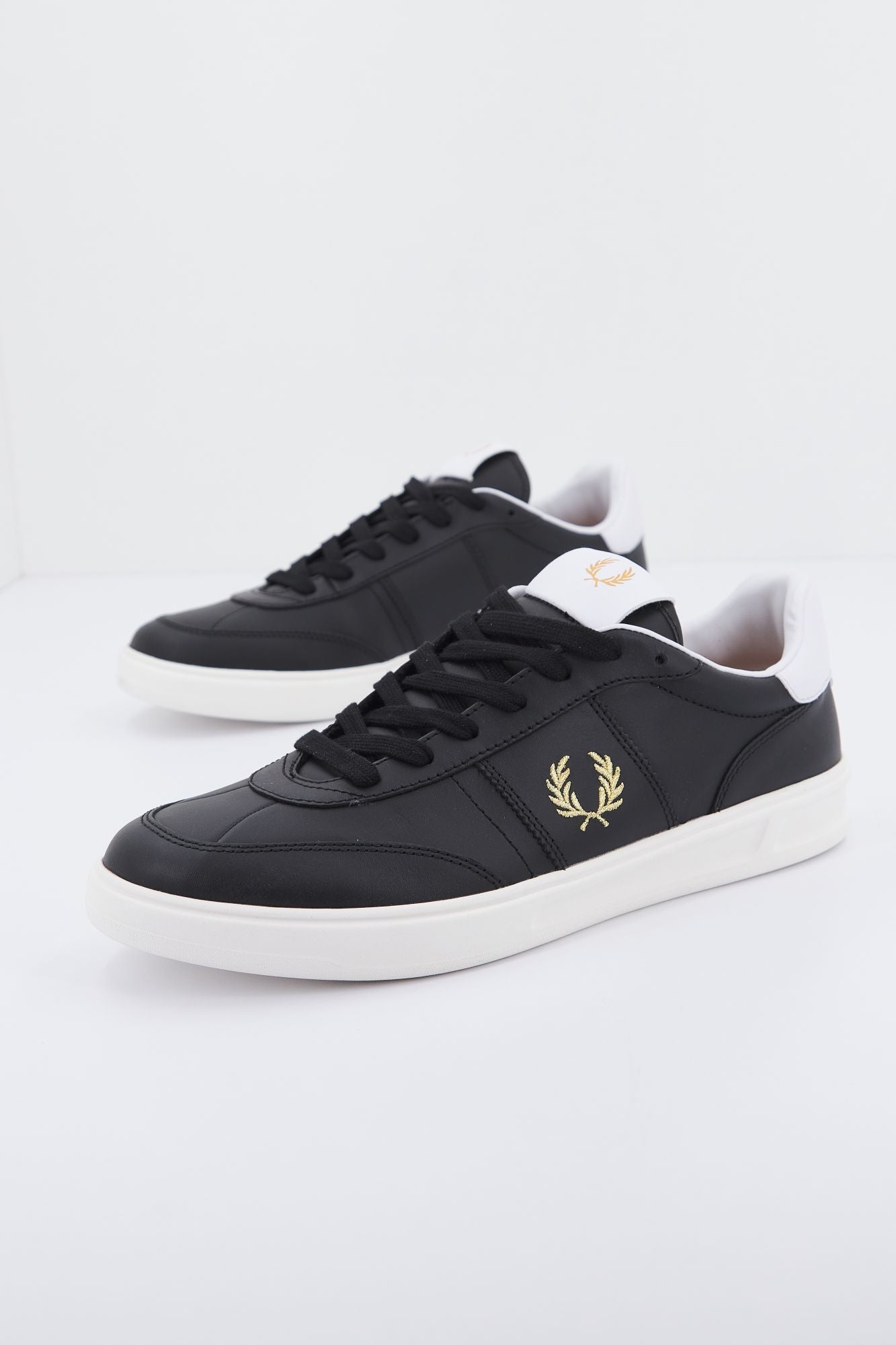 FRED PERRY LEATHER en color NEGRO (1)