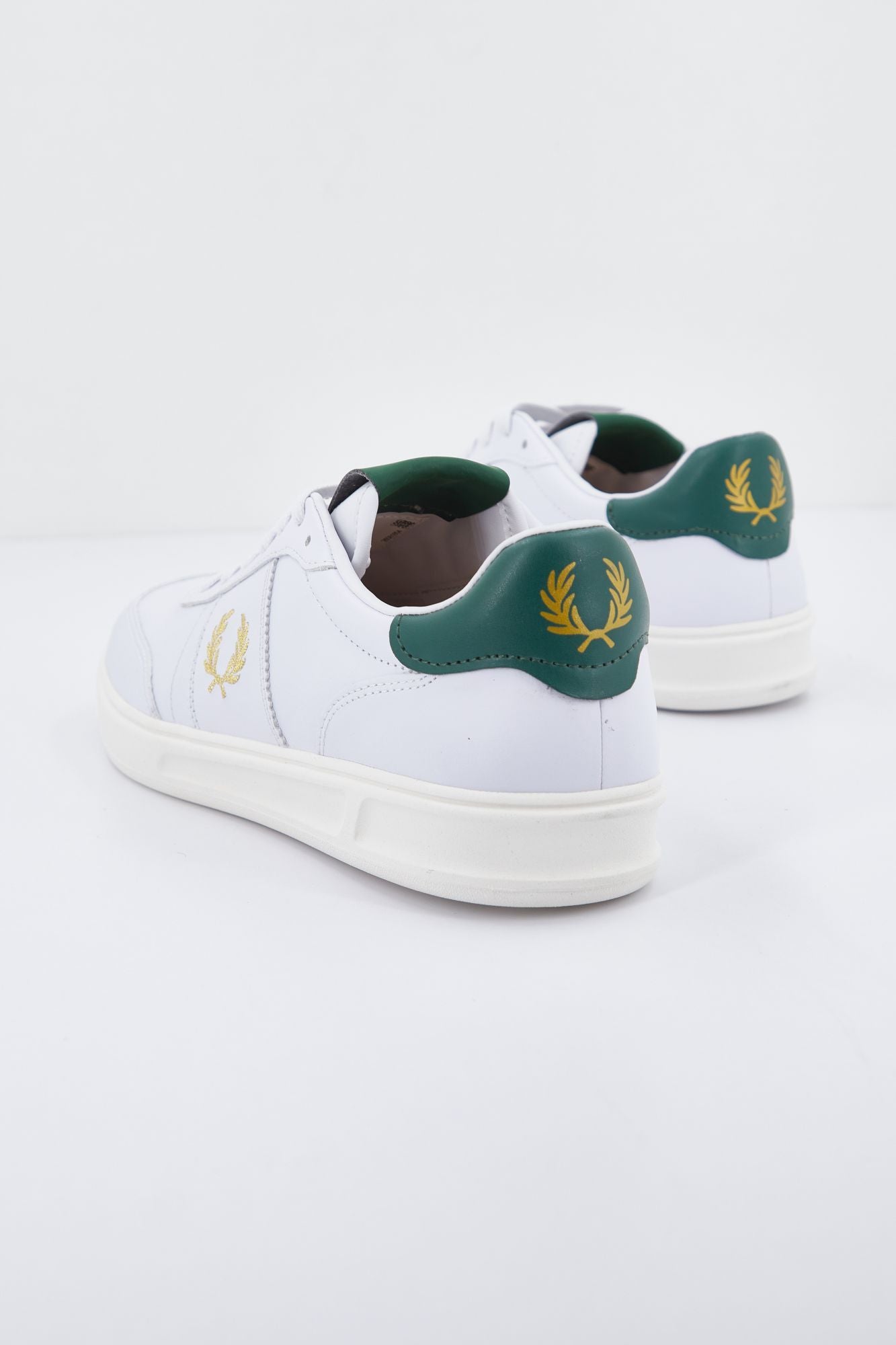 FRED PERRY LEATHER en color BLANCO (2)