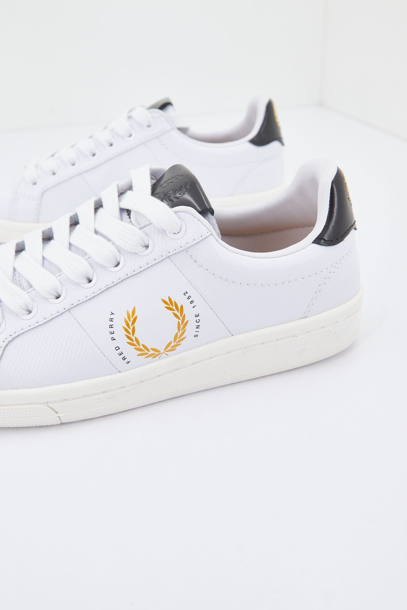 FRED PERRY B721 PIQUE en color BLANCO (2)