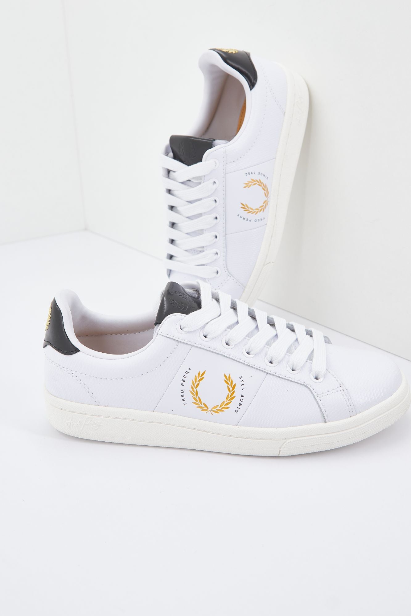 FRED PERRY B721 PIQUE en color BLANCO (4)