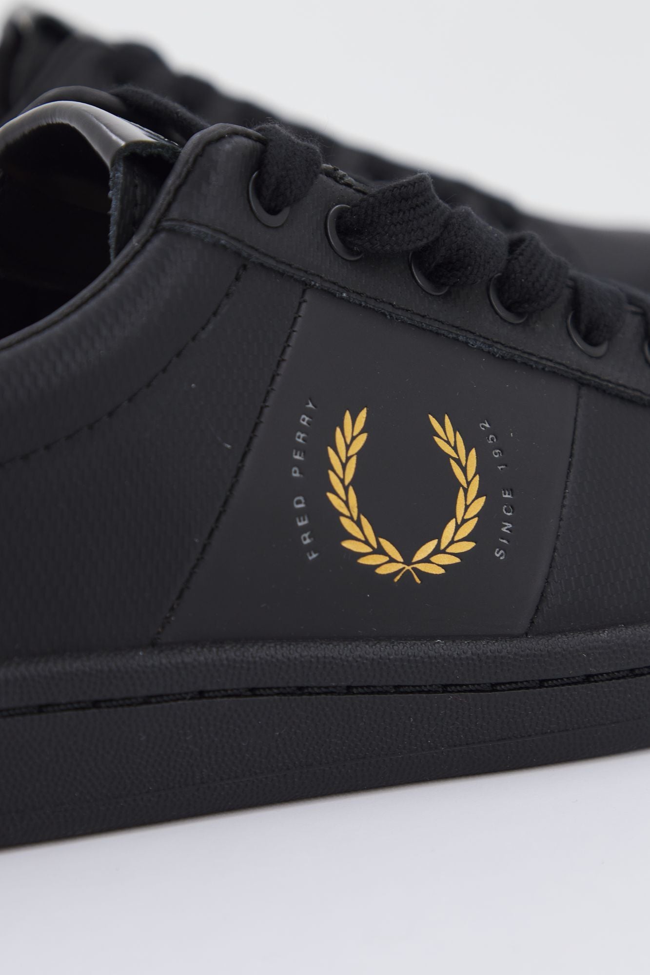 FRED PERRY B721 PIQUE en color NEGRO (3)