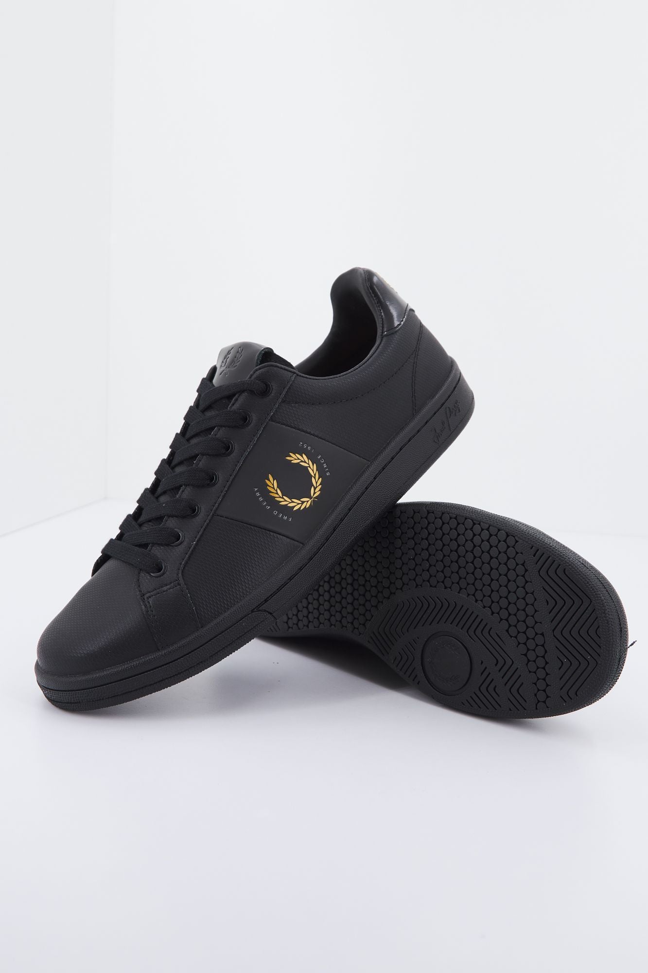 FRED PERRY B721 PIQUE en color NEGRO (4)