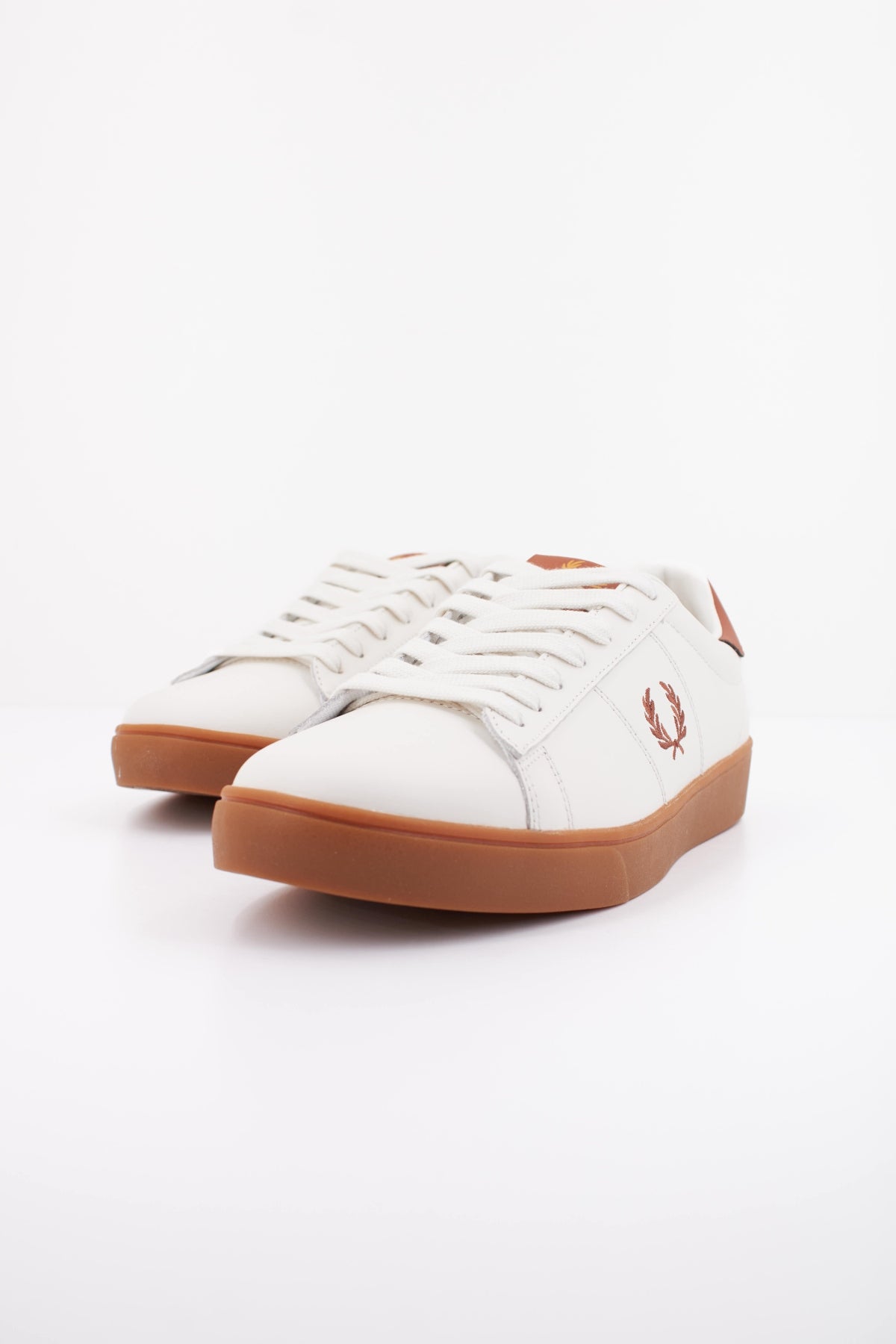 FRED PERRY SPENCER LEATHER en color BLANCO (2)