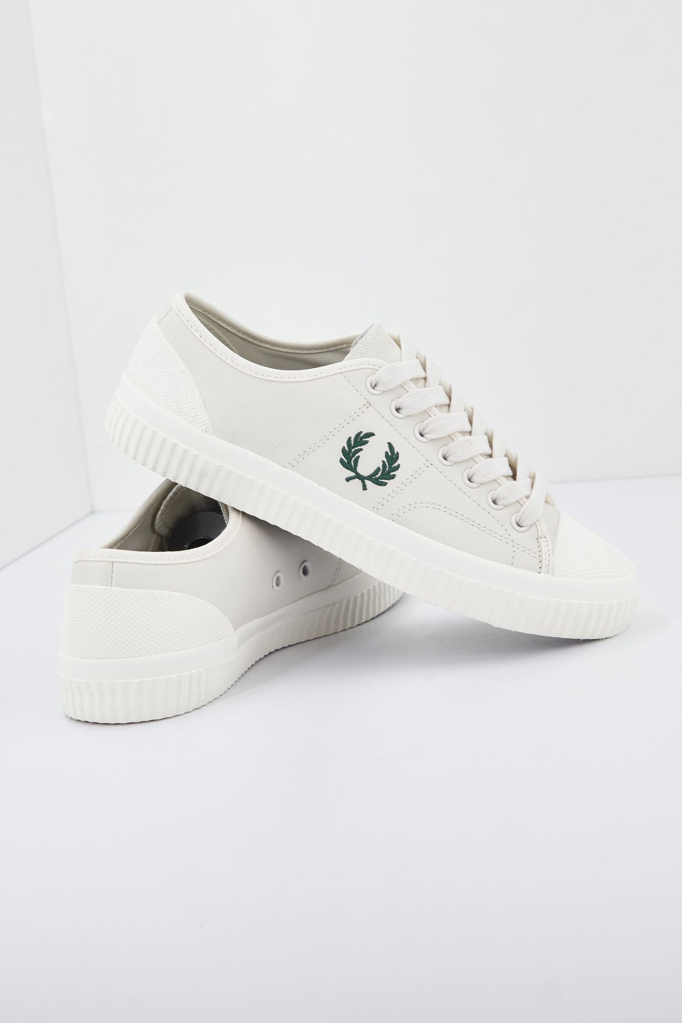 FRED PERRY  HUGHES LOW LEATHER en color BLANCO (3)