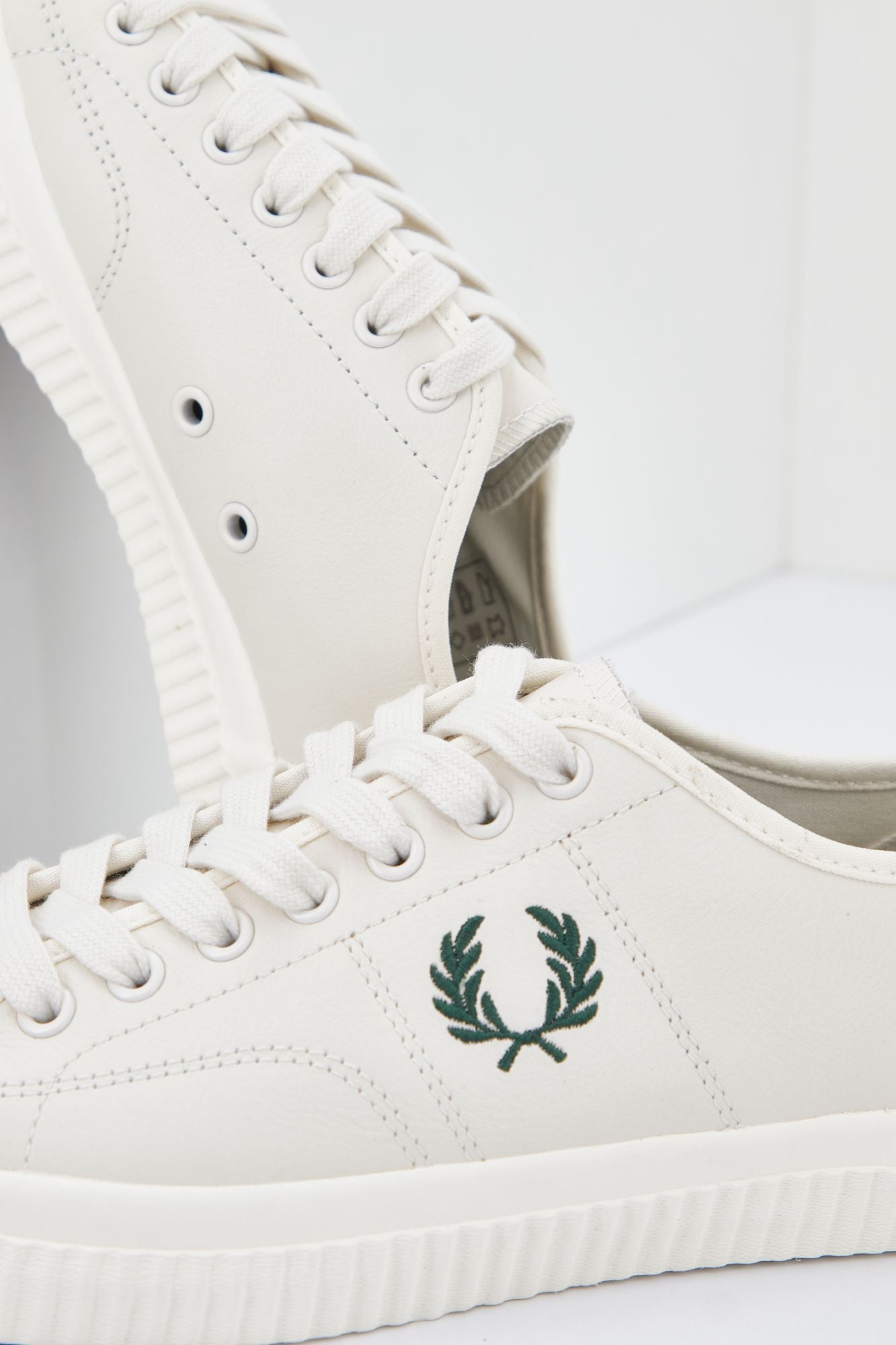 FRED PERRY  HUGHES LOW LEATHER en color BLANCO (4)