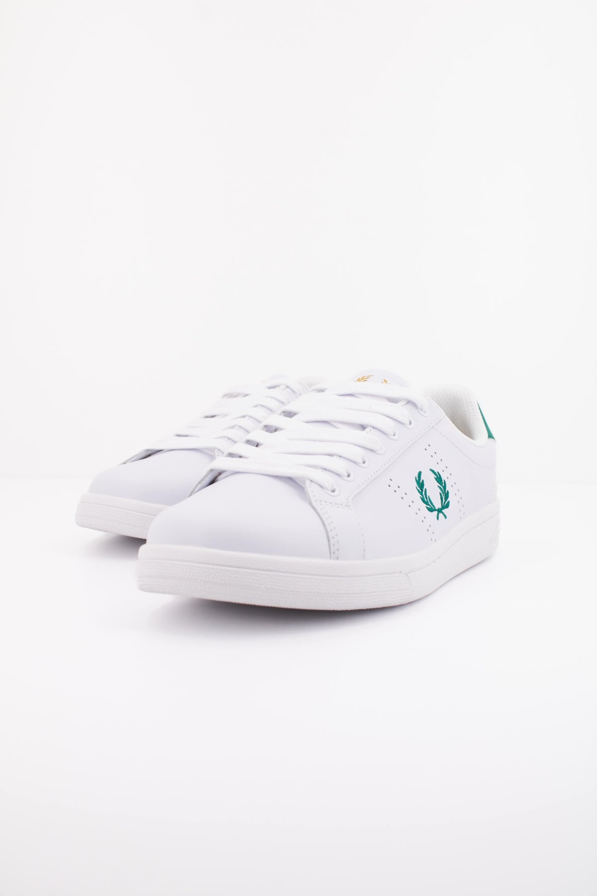 FRED PERRY  B721 LEATHER en color BLANCO (2)
