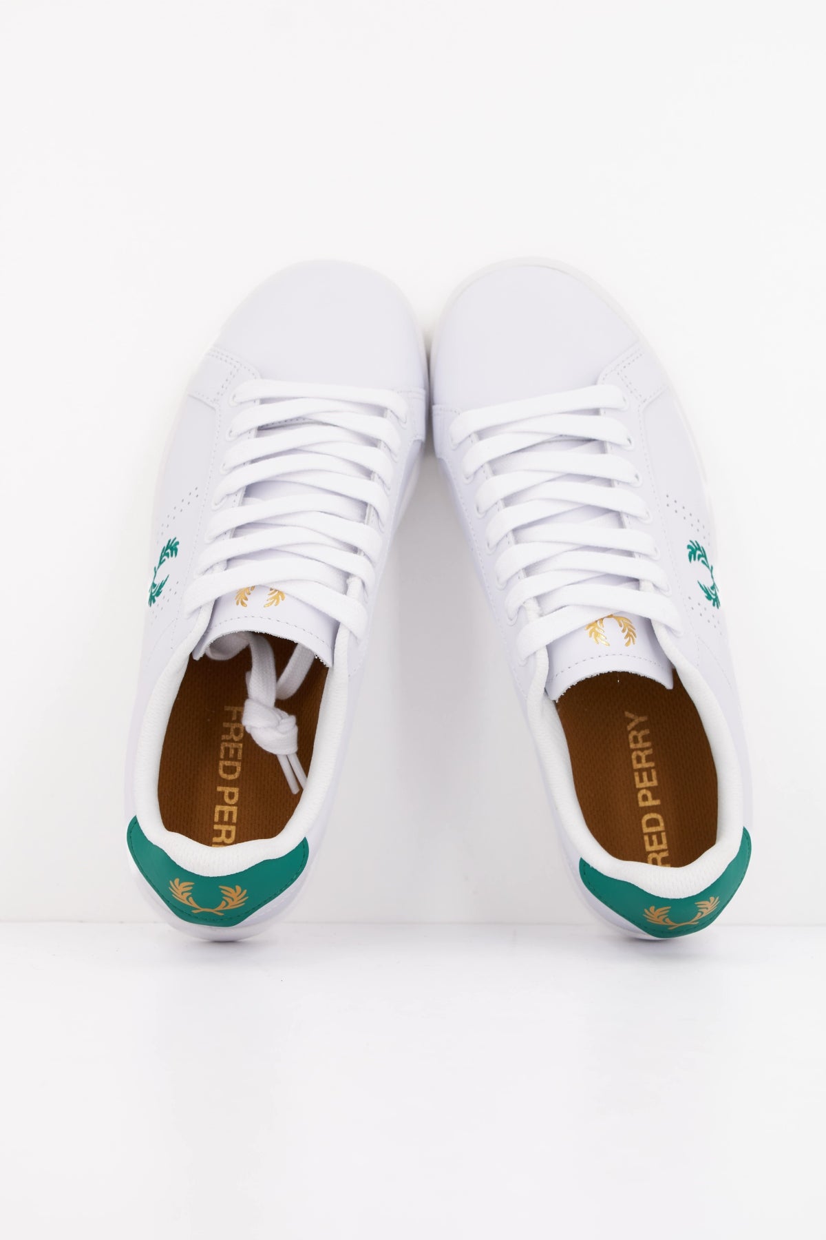 FRED PERRY  B721 LEATHER en color BLANCO (3)